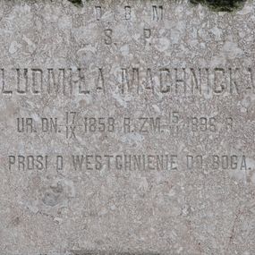 Zdjęcie nr 1: Tablica epitafijna w kształcie leżącego prostokąta. W polu inskrypcja „D[EO] O[PTIMO] M[AXIMO] / Ś(WIĘTEJ) P(AMIĘCI) / LUDMIŁA MACHNICKA / UR(ODZONA) DN(IA) 17/IX 1858 ZM(ARŁA) 15 / VI 1896 R(OKU) / PROSI O WESTCHNIENIE DO BOGA.”