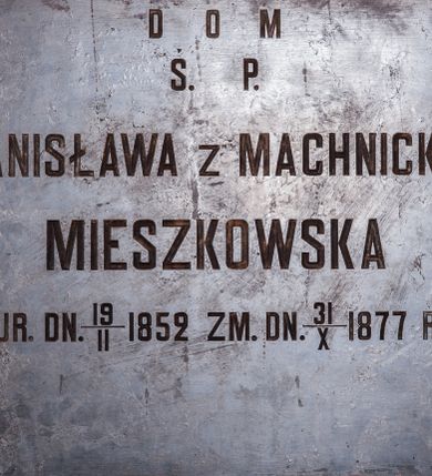 Zdjęcie nr 1: Płyta epitafijna w kształcie leżącego prostokąta. W polu kuta inskrypcja: "D[EO] O[OPTIMO] M[AXIMO] / Ś(WIĘTEJ) P(AMIĘCI) / STANISŁAWA z MACHNICKICH / MIESZKOWSKA / UR(ODZONA) DN(IA) 19/II 1852 ZM(ARŁA) D(NIA) 31/X 1877 R(OKU)"