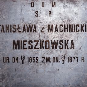 Zdjęcie nr 1: Płyta epitafijna w kształcie leżącego prostokąta. W polu kuta inskrypcja: "D[EO] O[OPTIMO] M[AXIMO] / Ś(WIĘTEJ) P(AMIĘCI) / STANISŁAWA z MACHNICKICH / MIESZKOWSKA / UR(ODZONA) DN(IA) 19/II 1852 ZM(ARŁA) D(NIA) 31/X 1877 R(OKU)"