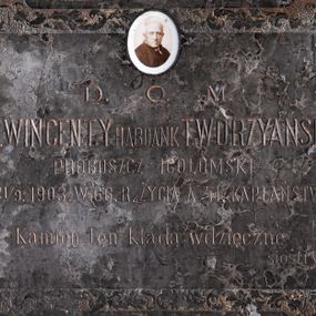 Zdjęcie nr 1: Tablica epitafijna w kształcie leżącego prostokąta w profilowanym obramieniu z uszakami, wypełnionym ornamentem roślinnym. W zwieńczeniu, pośrodku medalion ze zdjęciem zmarłego. W polu kuta inskrypcja „D(EO) O(PTIMO) M(AXIMO) / Ks(iądz) WINCENTY HABDANK TWORZYAŃSKI / PROBOSZCZ IGOŁOMSKI / +21/9. 1903. W 66. R(OKU) ŻYCIA A 41. KAPŁAŃSTWA / Kamień ten kładą wdzięczne / siostry”. 