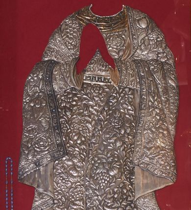 Zdjęcie nr 1: Metalowa sukienka zdobiona ornamentem roślinnym oraz bordiurą. Korona zamknięta, kameryzowana, zwieńczona krzyżem. Pod stopami półksiężyc. W dolnej części, w tarczy data: 1970.