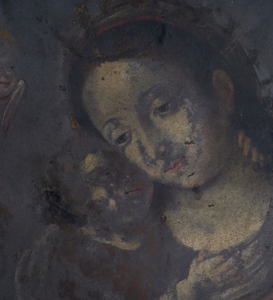 Zdjęcie nr 3: Obraz w kształcie stojącego prostokąta, przedstawiający Matkę Boską z Dzieciątkiem oraz Zaślubiny Marii na odwrociu. Madonna ukazana jest w pozycji siedzącej, widoczna w półpostaci, zwrócona w trzech czwartych w swoją prawą stronę, obejmująca obiema rękami Dzieciątko Jezus. Głowę ma lekko pochyloną w prawą stronę. Twarz okrągła, oczy półprzymknięte, brwi łukowato wygięte. Włosy ciemne, swobodnie opadające na ramiona. Matka Boska odziana jest w czerwoną suknię, na ramiona ma zarzucony ciemnozielony płaszcz, zdobiony na brzegach bordiurą. Na głowie maforium, owinięte też wokół szyi. Dzieciątko ukazane jest w pozycji siedzącej na pieluszce i rękach Marii. Lewą ręką obejmuje Matkę za szyję, prawą ma położoną na jej dekolcie, głowę unosi do góry i przytula do policzka Marii. Włosy krótkie i kręcone. Dzieciątko odziane jest w długą suknię. W tle pięć uskrzydlonych główek aniołków. Na odwrociu scena przedstawiająca Zaślubiny Marii. Pośrodku kompozycji ukazani Maria i Józef, zwróceni ku sobie, trzymający się za dłonie. Pomiędzy nimi kapłan udzielający ślubu. Za plecami Matki Boskiej widoczna kobieta, za plecami św. Józefa dwaj mężczyźni. Pozostałe elementy kompozycji nieczytelne, z powodu dużego zniszczenia dzieła.