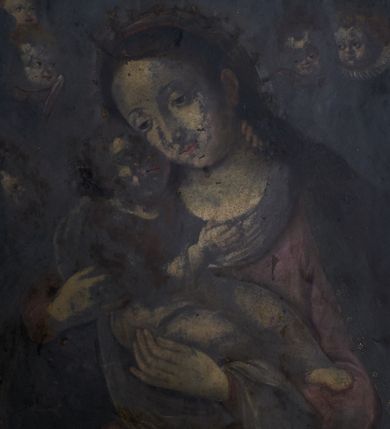 Zdjęcie nr 1: Obraz w kształcie stojącego prostokąta, przedstawiający Matkę Boską z Dzieciątkiem oraz Zaślubiny Marii na odwrociu. Madonna ukazana jest w pozycji siedzącej, widoczna w półpostaci, zwrócona w trzech czwartych w swoją prawą stronę, obejmująca obiema rękami Dzieciątko Jezus. Głowę ma lekko pochyloną w prawą stronę. Twarz okrągła, oczy półprzymknięte, brwi łukowato wygięte. Włosy ciemne, swobodnie opadające na ramiona. Matka Boska odziana jest w czerwoną suknię, na ramiona ma zarzucony ciemnozielony płaszcz, zdobiony na brzegach bordiurą. Na głowie maforium, owinięte też wokół szyi. Dzieciątko ukazane jest w pozycji siedzącej na pieluszce i rękach Marii. Lewą ręką obejmuje Matkę za szyję, prawą ma położoną na jej dekolcie, głowę unosi do góry i przytula do policzka Marii. Włosy krótkie i kręcone. Dzieciątko odziane jest w długą suknię. W tle pięć uskrzydlonych główek aniołków. Na odwrociu scena przedstawiająca Zaślubiny Marii. Pośrodku kompozycji ukazani Maria i Józef, zwróceni ku sobie, trzymający się za dłonie. Pomiędzy nimi kapłan udzielający ślubu. Za plecami Matki Boskiej widoczna kobieta, za plecami św. Józefa dwaj mężczyźni. Pozostałe elementy kompozycji nieczytelne, z powodu dużego zniszczenia dzieła.