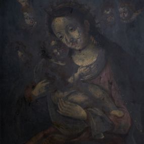 Zdjęcie nr 1: Obraz w kształcie stojącego prostokąta, przedstawiający Matkę Boską z Dzieciątkiem oraz Zaślubiny Marii na odwrociu. Madonna ukazana jest w pozycji siedzącej, widoczna w półpostaci, zwrócona w trzech czwartych w swoją prawą stronę, obejmująca obiema rękami Dzieciątko Jezus. Głowę ma lekko pochyloną w prawą stronę. Twarz okrągła, oczy półprzymknięte, brwi łukowato wygięte. Włosy ciemne, swobodnie opadające na ramiona. Matka Boska odziana jest w czerwoną suknię, na ramiona ma zarzucony ciemnozielony płaszcz, zdobiony na brzegach bordiurą. Na głowie maforium, owinięte też wokół szyi. Dzieciątko ukazane jest w pozycji siedzącej na pieluszce i rękach Marii. Lewą ręką obejmuje Matkę za szyję, prawą ma położoną na jej dekolcie, głowę unosi do góry i przytula do policzka Marii. Włosy krótkie i kręcone. Dzieciątko odziane jest w długą suknię. W tle pięć uskrzydlonych główek aniołków. Na odwrociu scena przedstawiająca Zaślubiny Marii. Pośrodku kompozycji ukazani Maria i Józef, zwróceni ku sobie, trzymający się za dłonie. Pomiędzy nimi kapłan udzielający ślubu. Za plecami Matki Boskiej widoczna kobieta, za plecami św. Józefa dwaj mężczyźni. Pozostałe elementy kompozycji nieczytelne, z powodu dużego zniszczenia dzieła.