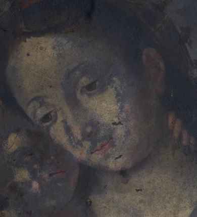 Zdjęcie nr 4: Obraz w kształcie stojącego prostokąta, przedstawiający Matkę Boską z Dzieciątkiem oraz Zaślubiny Marii na odwrociu. Madonna ukazana jest w pozycji siedzącej, widoczna w półpostaci, zwrócona w trzech czwartych w swoją prawą stronę, obejmująca obiema rękami Dzieciątko Jezus. Głowę ma lekko pochyloną w prawą stronę. Twarz okrągła, oczy półprzymknięte, brwi łukowato wygięte. Włosy ciemne, swobodnie opadające na ramiona. Matka Boska odziana jest w czerwoną suknię, na ramiona ma zarzucony ciemnozielony płaszcz, zdobiony na brzegach bordiurą. Na głowie maforium, owinięte też wokół szyi. Dzieciątko ukazane jest w pozycji siedzącej na pieluszce i rękach Marii. Lewą ręką obejmuje Matkę za szyję, prawą ma położoną na jej dekolcie, głowę unosi do góry i przytula do policzka Marii. Włosy krótkie i kręcone. Dzieciątko odziane jest w długą suknię. W tle pięć uskrzydlonych główek aniołków. Na odwrociu scena przedstawiająca Zaślubiny Marii. Pośrodku kompozycji ukazani Maria i Józef, zwróceni ku sobie, trzymający się za dłonie. Pomiędzy nimi kapłan udzielający ślubu. Za plecami Matki Boskiej widoczna kobieta, za plecami św. Józefa dwaj mężczyźni. Pozostałe elementy kompozycji nieczytelne, z powodu dużego zniszczenia dzieła.