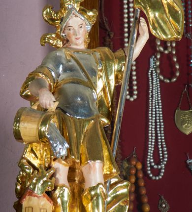 Zdjęcie nr 8: Ołtarz drewniany, prostopadłościenny. Antepedium nowe w formie leżącego prostokąta w profilowanej ramie. 
Ołtarz architektoniczny, jednoosiowy, jednokondygnacyjny ze zwieńczeniem, ustawiony na dwustrefowym cokole. Retabulum ujęte dwiema parami kolumn, z których skrajne wysunięte do przodu. Podpory o kapitelach kompozytowych, dźwigają pełne belkowanie wyłamane na ich osi oraz przerwany, trójkątny przyczółek z ustawionymi za nim figurami: po lewej św. Kazimierza, po prawej św. Floriana. W polu środkowym obraz z przedstawieniem „Jezu Ufam Tobie” oraz „Święty Jan Kanty” na zasuwie. Obrazy ujęte w profilowane, proste ramy w kształcie stojącego prostokąta. Ołtarz flankowany uszami utworzonymi z rocaille'u. Zwieńczenie w formie stojącego prostokąta, zamkniętego łukiem nadwieszonym, ujętego po bokach spływami wolutowymi. U szczytu zdobione rzeźbioną, dekoracją rocaille'ową. W polu w kształcie stojącego prostokąta obraz „Święty Jan Ewangelista”. W partii belkowania pięć relikwiarzy ułożonych w rzędzie, w różnych kształtach: pierwszy znajdujący się pośrodku w postaci prostokątnej płyciny o bokach zamkniętych łukiem nadwieszonym, dwa umieszczone po bokach w formie krzyża greckiego i dwa na skrajach w kształcie spłaszczonego owalu. W relikwiarzach na czerwonym materiale umieszczone relikwie świętych, opisane karteczkami: „S(anctae) Gertrudis.”, „S(anctae) Victoris. M(artyris)”, „S(anctae) Maximae M(artyris)”, „3 Sanctor-”, „S(ancti) Victoris M(artyris)”, „S(anctae) Marcella”, „S(ancta) Prisca (?)”. Część podpisów nieczytelna.
Struktura ołtarza polichromowana w kolorze bieli; rzeźby, detale, ornamentyka, profile i kolumny pozłacane.

