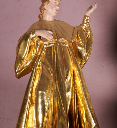 Zdjęcie nr 6: Ołtarz drewniany, prostopadłościenny. Antepedium nowe w formie leżącego prostokąta w profilowanej ramie. 
Ołtarz architektoniczny, jednoosiowy, jednokondygnacyjny ze zwieńczeniem, ustawiony na dwustrefowym cokole. Retabulum ujęte dwiema parami kolumn, z których skrajne wysunięte do przodu. Podpory o kapitelach kompozytowych, dźwigają pełne belkowanie wyłamane na ich osi oraz przerwany, trójkątny przyczółek z ustawionymi za nim figurami: po lewej św. Kazimierza, po prawej św. Floriana. W polu środkowym obraz z przedstawieniem „Jezu Ufam Tobie” oraz „Święty Jan Kanty” na zasuwie. Obrazy ujęte w profilowane, proste ramy w kształcie stojącego prostokąta. Ołtarz flankowany uszami utworzonymi z rocaille'u. Zwieńczenie w formie stojącego prostokąta, zamkniętego łukiem nadwieszonym, ujętego po bokach spływami wolutowymi. U szczytu zdobione rzeźbioną, dekoracją rocaille'ową. W polu w kształcie stojącego prostokąta obraz „Święty Jan Ewangelista”. W partii belkowania pięć relikwiarzy ułożonych w rzędzie, w różnych kształtach: pierwszy znajdujący się pośrodku w postaci prostokątnej płyciny o bokach zamkniętych łukiem nadwieszonym, dwa umieszczone po bokach w formie krzyża greckiego i dwa na skrajach w kształcie spłaszczonego owalu. W relikwiarzach na czerwonym materiale umieszczone relikwie świętych, opisane karteczkami: „S(anctae) Gertrudis.”, „S(anctae) Victoris. M(artyris)”, „S(anctae) Maximae M(artyris)”, „3 Sanctor-”, „S(ancti) Victoris M(artyris)”, „S(anctae) Marcella”, „S(ancta) Prisca (?)”. Część podpisów nieczytelna.
Struktura ołtarza polichromowana w kolorze bieli; rzeźby, detale, ornamentyka, profile i kolumny pozłacane.

