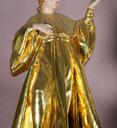 Zdjęcie nr 7: Ołtarz drewniany, prostopadłościenny. Antepedium nowe w formie leżącego prostokąta w profilowanej ramie. 
Ołtarz architektoniczny, jednoosiowy, jednokondygnacyjny ze zwieńczeniem, ustawiony na dwustrefowym cokole. Retabulum ujęte dwiema parami kolumn, z których skrajne wysunięte do przodu. Podpory o kapitelach kompozytowych, dźwigają pełne belkowanie wyłamane na ich osi oraz przerwany, trójkątny przyczółek z ustawionymi za nim figurami: po lewej św. Kazimierza, po prawej św. Floriana. W polu środkowym obraz z przedstawieniem „Jezu Ufam Tobie” oraz „Święty Jan Kanty” na zasuwie. Obrazy ujęte w profilowane, proste ramy w kształcie stojącego prostokąta. Ołtarz flankowany uszami utworzonymi z rocaille&#039;u. Zwieńczenie w formie stojącego prostokąta, zamkniętego łukiem nadwieszonym, ujętego po bokach spływami wolutowymi. U szczytu zdobione rzeźbioną, dekoracją rocaille&#039;ową. W polu w kształcie stojącego prostokąta obraz „Święty Jan Ewangelista”. W partii belkowania pięć relikwiarzy ułożonych w rzędzie, w różnych kształtach: pierwszy znajdujący się pośrodku w postaci prostokątnej płyciny o bokach zamkniętych łukiem nadwieszonym, dwa umieszczone po bokach w formie krzyża greckiego i dwa na skrajach w kształcie spłaszczonego owalu. W relikwiarzach na czerwonym materiale umieszczone relikwie świętych, opisane karteczkami: „S(anctae) Gertrudis.”, „S(anctae) Victoris. M(artyris)”, „S(anctae) Maximae M(artyris)”, „3 Sanctor-”, „S(ancti) Victoris M(artyris)”, „S(anctae) Marcella”, „S(ancta) Prisca (?)”. Część podpisów nieczytelna.
Struktura ołtarza polichromowana w kolorze bieli; rzeźby, detale, ornamentyka, profile i kolumny pozłacane.

