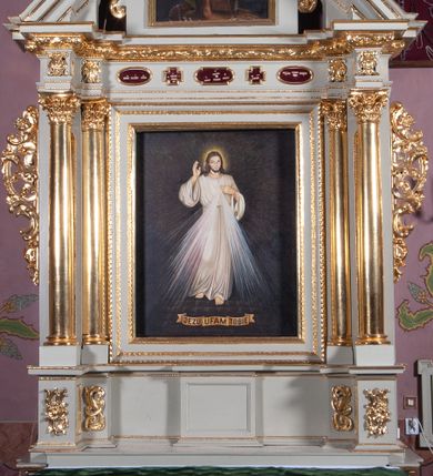 Zdjęcie nr 1: Ołtarz drewniany, prostopadłościenny. Antepedium nowe w formie leżącego prostokąta w profilowanej ramie. 
Ołtarz architektoniczny, jednoosiowy, jednokondygnacyjny ze zwieńczeniem, ustawiony na dwustrefowym cokole. Retabulum ujęte dwiema parami kolumn, z których skrajne wysunięte do przodu. Podpory o kapitelach kompozytowych, dźwigają pełne belkowanie wyłamane na ich osi oraz przerwany, trójkątny przyczółek z ustawionymi za nim figurami: po lewej św. Kazimierza, po prawej św. Floriana. W polu środkowym obraz z przedstawieniem „Jezu Ufam Tobie” oraz „Święty Jan Kanty” na zasuwie. Obrazy ujęte w profilowane, proste ramy w kształcie stojącego prostokąta. Ołtarz flankowany uszami utworzonymi z rocaille'u. Zwieńczenie w formie stojącego prostokąta, zamkniętego łukiem nadwieszonym, ujętego po bokach spływami wolutowymi. U szczytu zdobione rzeźbioną, dekoracją rocaille'ową. W polu w kształcie stojącego prostokąta obraz „Święty Jan Ewangelista”. W partii belkowania pięć relikwiarzy ułożonych w rzędzie, w różnych kształtach: pierwszy znajdujący się pośrodku w postaci prostokątnej płyciny o bokach zamkniętych łukiem nadwieszonym, dwa umieszczone po bokach w formie krzyża greckiego i dwa na skrajach w kształcie spłaszczonego owalu. W relikwiarzach na czerwonym materiale umieszczone relikwie świętych, opisane karteczkami: „S(anctae) Gertrudis.”, „S(anctae) Victoris. M(artyris)”, „S(anctae) Maximae M(artyris)”, „3 Sanctor-”, „S(ancti) Victoris M(artyris)”, „S(anctae) Marcella”, „S(ancta) Prisca (?)”. Część podpisów nieczytelna.
Struktura ołtarza polichromowana w kolorze bieli; rzeźby, detale, ornamentyka, profile i kolumny pozłacane.

