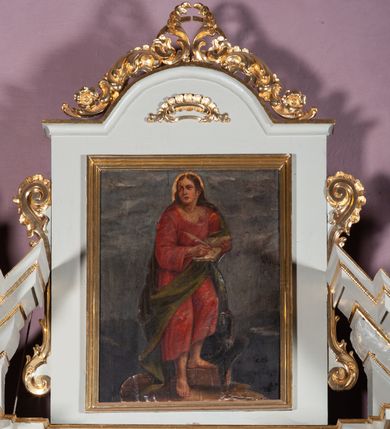 Zdjęcie nr 5: Ołtarz drewniany, prostopadłościenny. Antepedium nowe w formie leżącego prostokąta w profilowanej ramie. 
Ołtarz architektoniczny, jednoosiowy, jednokondygnacyjny ze zwieńczeniem, ustawiony na dwustrefowym cokole. Retabulum ujęte dwiema parami kolumn, z których skrajne wysunięte do przodu. Podpory o kapitelach kompozytowych, dźwigają pełne belkowanie wyłamane na ich osi oraz przerwany, trójkątny przyczółek z ustawionymi za nim figurami: po lewej św. Kazimierza, po prawej św. Floriana. W polu środkowym obraz z przedstawieniem „Jezu Ufam Tobie” oraz „Święty Jan Kanty” na zasuwie. Obrazy ujęte w profilowane, proste ramy w kształcie stojącego prostokąta. Ołtarz flankowany uszami utworzonymi z rocaille'u. Zwieńczenie w formie stojącego prostokąta, zamkniętego łukiem nadwieszonym, ujętego po bokach spływami wolutowymi. U szczytu zdobione rzeźbioną, dekoracją rocaille'ową. W polu w kształcie stojącego prostokąta obraz „Święty Jan Ewangelista”. W partii belkowania pięć relikwiarzy ułożonych w rzędzie, w różnych kształtach: pierwszy znajdujący się pośrodku w postaci prostokątnej płyciny o bokach zamkniętych łukiem nadwieszonym, dwa umieszczone po bokach w formie krzyża greckiego i dwa na skrajach w kształcie spłaszczonego owalu. W relikwiarzach na czerwonym materiale umieszczone relikwie świętych, opisane karteczkami: „S(anctae) Gertrudis.”, „S(anctae) Victoris. M(artyris)”, „S(anctae) Maximae M(artyris)”, „3 Sanctor-”, „S(ancti) Victoris M(artyris)”, „S(anctae) Marcella”, „S(ancta) Prisca (?)”. Część podpisów nieczytelna.
Struktura ołtarza polichromowana w kolorze bieli; rzeźby, detale, ornamentyka, profile i kolumny pozłacane.

