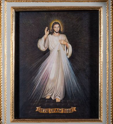 Zdjęcie nr 2: Ołtarz drewniany, prostopadłościenny. Antepedium nowe w formie leżącego prostokąta w profilowanej ramie. 
Ołtarz architektoniczny, jednoosiowy, jednokondygnacyjny ze zwieńczeniem, ustawiony na dwustrefowym cokole. Retabulum ujęte dwiema parami kolumn, z których skrajne wysunięte do przodu. Podpory o kapitelach kompozytowych, dźwigają pełne belkowanie wyłamane na ich osi oraz przerwany, trójkątny przyczółek z ustawionymi za nim figurami: po lewej św. Kazimierza, po prawej św. Floriana. W polu środkowym obraz z przedstawieniem „Jezu Ufam Tobie” oraz „Święty Jan Kanty” na zasuwie. Obrazy ujęte w profilowane, proste ramy w kształcie stojącego prostokąta. Ołtarz flankowany uszami utworzonymi z rocaille'u. Zwieńczenie w formie stojącego prostokąta, zamkniętego łukiem nadwieszonym, ujętego po bokach spływami wolutowymi. U szczytu zdobione rzeźbioną, dekoracją rocaille'ową. W polu w kształcie stojącego prostokąta obraz „Święty Jan Ewangelista”. W partii belkowania pięć relikwiarzy ułożonych w rzędzie, w różnych kształtach: pierwszy znajdujący się pośrodku w postaci prostokątnej płyciny o bokach zamkniętych łukiem nadwieszonym, dwa umieszczone po bokach w formie krzyża greckiego i dwa na skrajach w kształcie spłaszczonego owalu. W relikwiarzach na czerwonym materiale umieszczone relikwie świętych, opisane karteczkami: „S(anctae) Gertrudis.”, „S(anctae) Victoris. M(artyris)”, „S(anctae) Maximae M(artyris)”, „3 Sanctor-”, „S(ancti) Victoris M(artyris)”, „S(anctae) Marcella”, „S(ancta) Prisca (?)”. Część podpisów nieczytelna.
Struktura ołtarza polichromowana w kolorze bieli; rzeźby, detale, ornamentyka, profile i kolumny pozłacane.

