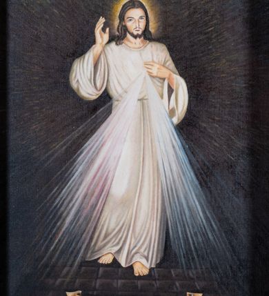 Zdjęcie nr 3: Ołtarz drewniany, prostopadłościenny. Antepedium nowe w formie leżącego prostokąta w profilowanej ramie. 
Ołtarz architektoniczny, jednoosiowy, jednokondygnacyjny ze zwieńczeniem, ustawiony na dwustrefowym cokole. Retabulum ujęte dwiema parami kolumn, z których skrajne wysunięte do przodu. Podpory o kapitelach kompozytowych, dźwigają pełne belkowanie wyłamane na ich osi oraz przerwany, trójkątny przyczółek z ustawionymi za nim figurami: po lewej św. Kazimierza, po prawej św. Floriana. W polu środkowym obraz z przedstawieniem „Jezu Ufam Tobie” oraz „Święty Jan Kanty” na zasuwie. Obrazy ujęte w profilowane, proste ramy w kształcie stojącego prostokąta. Ołtarz flankowany uszami utworzonymi z rocaille'u. Zwieńczenie w formie stojącego prostokąta, zamkniętego łukiem nadwieszonym, ujętego po bokach spływami wolutowymi. U szczytu zdobione rzeźbioną, dekoracją rocaille'ową. W polu w kształcie stojącego prostokąta obraz „Święty Jan Ewangelista”. W partii belkowania pięć relikwiarzy ułożonych w rzędzie, w różnych kształtach: pierwszy znajdujący się pośrodku w postaci prostokątnej płyciny o bokach zamkniętych łukiem nadwieszonym, dwa umieszczone po bokach w formie krzyża greckiego i dwa na skrajach w kształcie spłaszczonego owalu. W relikwiarzach na czerwonym materiale umieszczone relikwie świętych, opisane karteczkami: „S(anctae) Gertrudis.”, „S(anctae) Victoris. M(artyris)”, „S(anctae) Maximae M(artyris)”, „3 Sanctor-”, „S(ancti) Victoris M(artyris)”, „S(anctae) Marcella”, „S(ancta) Prisca (?)”. Część podpisów nieczytelna.
Struktura ołtarza polichromowana w kolorze bieli; rzeźby, detale, ornamentyka, profile i kolumny pozłacane.

