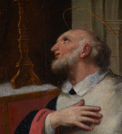 Zdjęcie nr 7: Obraz w kształcie stojącego prostokąta przedstawia klęczącego przed ołtarzem z obrazem Misericordia Domini św. Jana Kantego. Święty ukazany w trzech czwartych, z prawą ręką na piersi, a lewą opuszczoną ku dołowi i odchyloną do tyłu. Jego głowa jest ukazana z profilu, oczy zwrócone w kierunku obrazu. Nos jest podłużny, siwe włosy jedynie na tyle głowy, twarz okala krótka, kręcona, siwa broda. Święty ubrany jest w czarną togę z szerokimi rękawami, o czerwonych mankietach i brzegach, z białym, krótkim kołnierzem i białą załogę (pelerynkę). Na ołtarzu o wklęsłych bokach i czerwonym antepedium dzielonym brązową kratą z dwoma świecznikami i kanonem (fragmentami modlitw) w ozdobnej, złotej ramie znajduje się owalny obraz ze sceną Misericordia Domini – Matką Boską z rękami w geście modlitwy, stojącą przed Chrystusem w studni, nalewającym krew z przebitego boku do kielicha. Przed ołtarzem siedzą dwa putta, jedno obleczone na biodrach niebieską opaską, drugie zasłonięte trzymaną przez oba putta otwartą księgą, w dłoniach trzymają czarny biret i kwiat lilii. W prawym górnym rogu rozpostarta zasłona, za którą fragment wnętrza kościoła z arkadą i widoczną w głębi wnęką z figurą apostoła.     

