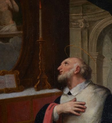 Zdjęcie nr 5: Obraz w kształcie stojącego prostokąta przedstawia klęczącego przed ołtarzem z obrazem Misericordia Domini św. Jana Kantego. Święty ukazany w trzech czwartych, z prawą ręką na piersi, a lewą opuszczoną ku dołowi i odchyloną do tyłu. Jego głowa jest ukazana z profilu, oczy zwrócone w kierunku obrazu. Nos jest podłużny, siwe włosy jedynie na tyle głowy, twarz okala krótka, kręcona, siwa broda. Święty ubrany jest w czarną togę z szerokimi rękawami, o czerwonych mankietach i brzegach, z białym, krótkim kołnierzem i białą załogę (pelerynkę). Na ołtarzu o wklęsłych bokach i czerwonym antepedium dzielonym brązową kratą z dwoma świecznikami i kanonem (fragmentami modlitw) w ozdobnej, złotej ramie znajduje się owalny obraz ze sceną Misericordia Domini – Matką Boską z rękami w geście modlitwy, stojącą przed Chrystusem w studni, nalewającym krew z przebitego boku do kielicha. Przed ołtarzem siedzą dwa putta, jedno obleczone na biodrach niebieską opaską, drugie zasłonięte trzymaną przez oba putta otwartą księgą, w dłoniach trzymają czarny biret i kwiat lilii. W prawym górnym rogu rozpostarta zasłona, za którą fragment wnętrza kościoła z arkadą i widoczną w głębi wnęką z figurą apostoła.     

