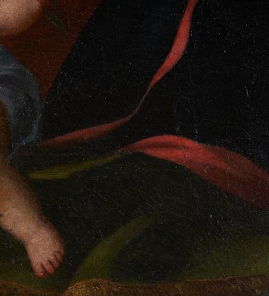 Zdjęcie nr 3: Obraz w kształcie stojącego prostokąta przedstawia klęczącego przed ołtarzem z obrazem Misericordia Domini św. Jana Kantego. Święty ukazany w trzech czwartych, z prawą ręką na piersi, a lewą opuszczoną ku dołowi i odchyloną do tyłu. Jego głowa jest ukazana z profilu, oczy zwrócone w kierunku obrazu. Nos jest podłużny, siwe włosy jedynie na tyle głowy, twarz okala krótka, kręcona, siwa broda. Święty ubrany jest w czarną togę z szerokimi rękawami, o czerwonych mankietach i brzegach, z białym, krótkim kołnierzem i białą załogę (pelerynkę). Na ołtarzu o wklęsłych bokach i czerwonym antepedium dzielonym brązową kratą z dwoma świecznikami i kanonem (fragmentami modlitw) w ozdobnej, złotej ramie znajduje się owalny obraz ze sceną Misericordia Domini – Matką Boską z rękami w geście modlitwy, stojącą przed Chrystusem w studni, nalewającym krew z przebitego boku do kielicha. Przed ołtarzem siedzą dwa putta, jedno obleczone na biodrach niebieską opaską, drugie zasłonięte trzymaną przez oba putta otwartą księgą, w dłoniach trzymają czarny biret i kwiat lilii. W prawym górnym rogu rozpostarta zasłona, za którą fragment wnętrza kościoła z arkadą i widoczną w głębi wnęką z figurą apostoła.     

