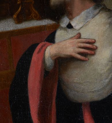 Zdjęcie nr 26: Obraz w kształcie stojącego prostokąta przedstawia klęczącego przed ołtarzem z obrazem Misericordia Domini św. Jana Kantego. Święty ukazany w trzech czwartych, z prawą ręką na piersi, a lewą opuszczoną ku dołowi i odchyloną do tyłu. Jego głowa jest ukazana z profilu, oczy zwrócone w kierunku obrazu. Nos jest podłużny, siwe włosy jedynie na tyle głowy, twarz okala krótka, kręcona, siwa broda. Święty ubrany jest w czarną togę z szerokimi rękawami, o czerwonych mankietach i brzegach, z białym, krótkim kołnierzem i białą załogę (pelerynkę). Na ołtarzu o wklęsłych bokach i czerwonym antepedium dzielonym brązową kratą z dwoma świecznikami i kanonem (fragmentami modlitw) w ozdobnej, złotej ramie znajduje się owalny obraz ze sceną Misericordia Domini – Matką Boską z rękami w geście modlitwy, stojącą przed Chrystusem w studni, nalewającym krew z przebitego boku do kielicha. Przed ołtarzem siedzą dwa putta, jedno obleczone na biodrach niebieską opaską, drugie zasłonięte trzymaną przez oba putta otwartą księgą, w dłoniach trzymają czarny biret i kwiat lilii. W prawym górnym rogu rozpostarta zasłona, za którą fragment wnętrza kościoła z arkadą i widoczną w głębi wnęką z figurą apostoła.     

