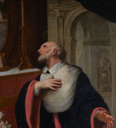 Zdjęcie nr 22: Obraz w kształcie stojącego prostokąta przedstawia klęczącego przed ołtarzem z obrazem Misericordia Domini św. Jana Kantego. Święty ukazany w trzech czwartych, z prawą ręką na piersi, a lewą opuszczoną ku dołowi i odchyloną do tyłu. Jego głowa jest ukazana z profilu, oczy zwrócone w kierunku obrazu. Nos jest podłużny, siwe włosy jedynie na tyle głowy, twarz okala krótka, kręcona, siwa broda. Święty ubrany jest w czarną togę z szerokimi rękawami, o czerwonych mankietach i brzegach, z białym, krótkim kołnierzem i białą załogę (pelerynkę). Na ołtarzu o wklęsłych bokach i czerwonym antepedium dzielonym brązową kratą z dwoma świecznikami i kanonem (fragmentami modlitw) w ozdobnej, złotej ramie znajduje się owalny obraz ze sceną Misericordia Domini – Matką Boską z rękami w geście modlitwy, stojącą przed Chrystusem w studni, nalewającym krew z przebitego boku do kielicha. Przed ołtarzem siedzą dwa putta, jedno obleczone na biodrach niebieską opaską, drugie zasłonięte trzymaną przez oba putta otwartą księgą, w dłoniach trzymają czarny biret i kwiat lilii. W prawym górnym rogu rozpostarta zasłona, za którą fragment wnętrza kościoła z arkadą i widoczną w głębi wnęką z figurą apostoła.     

