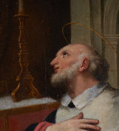 Zdjęcie nr 6: Obraz w kształcie stojącego prostokąta przedstawia klęczącego przed ołtarzem z obrazem Misericordia Domini św. Jana Kantego. Święty ukazany w trzech czwartych, z prawą ręką na piersi, a lewą opuszczoną ku dołowi i odchyloną do tyłu. Jego głowa jest ukazana z profilu, oczy zwrócone w kierunku obrazu. Nos jest podłużny, siwe włosy jedynie na tyle głowy, twarz okala krótka, kręcona, siwa broda. Święty ubrany jest w czarną togę z szerokimi rękawami, o czerwonych mankietach i brzegach, z białym, krótkim kołnierzem i białą załogę (pelerynkę). Na ołtarzu o wklęsłych bokach i czerwonym antepedium dzielonym brązową kratą z dwoma świecznikami i kanonem (fragmentami modlitw) w ozdobnej, złotej ramie znajduje się owalny obraz ze sceną Misericordia Domini – Matką Boską z rękami w geście modlitwy, stojącą przed Chrystusem w studni, nalewającym krew z przebitego boku do kielicha. Przed ołtarzem siedzą dwa putta, jedno obleczone na biodrach niebieską opaską, drugie zasłonięte trzymaną przez oba putta otwartą księgą, w dłoniach trzymają czarny biret i kwiat lilii. W prawym górnym rogu rozpostarta zasłona, za którą fragment wnętrza kościoła z arkadą i widoczną w głębi wnęką z figurą apostoła.     

