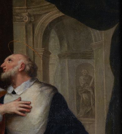 Zdjęcie nr 24: Obraz w kształcie stojącego prostokąta przedstawia klęczącego przed ołtarzem z obrazem Misericordia Domini św. Jana Kantego. Święty ukazany w trzech czwartych, z prawą ręką na piersi, a lewą opuszczoną ku dołowi i odchyloną do tyłu. Jego głowa jest ukazana z profilu, oczy zwrócone w kierunku obrazu. Nos jest podłużny, siwe włosy jedynie na tyle głowy, twarz okala krótka, kręcona, siwa broda. Święty ubrany jest w czarną togę z szerokimi rękawami, o czerwonych mankietach i brzegach, z białym, krótkim kołnierzem i białą załogę (pelerynkę). Na ołtarzu o wklęsłych bokach i czerwonym antepedium dzielonym brązową kratą z dwoma świecznikami i kanonem (fragmentami modlitw) w ozdobnej, złotej ramie znajduje się owalny obraz ze sceną Misericordia Domini – Matką Boską z rękami w geście modlitwy, stojącą przed Chrystusem w studni, nalewającym krew z przebitego boku do kielicha. Przed ołtarzem siedzą dwa putta, jedno obleczone na biodrach niebieską opaską, drugie zasłonięte trzymaną przez oba putta otwartą księgą, w dłoniach trzymają czarny biret i kwiat lilii. W prawym górnym rogu rozpostarta zasłona, za którą fragment wnętrza kościoła z arkadą i widoczną w głębi wnęką z figurą apostoła.     

