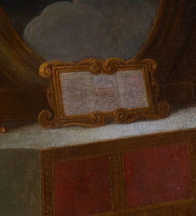 Zdjęcie nr 14: Obraz w kształcie stojącego prostokąta przedstawia klęczącego przed ołtarzem z obrazem Misericordia Domini św. Jana Kantego. Święty ukazany w trzech czwartych, z prawą ręką na piersi, a lewą opuszczoną ku dołowi i odchyloną do tyłu. Jego głowa jest ukazana z profilu, oczy zwrócone w kierunku obrazu. Nos jest podłużny, siwe włosy jedynie na tyle głowy, twarz okala krótka, kręcona, siwa broda. Święty ubrany jest w czarną togę z szerokimi rękawami, o czerwonych mankietach i brzegach, z białym, krótkim kołnierzem i białą załogę (pelerynkę). Na ołtarzu o wklęsłych bokach i czerwonym antepedium dzielonym brązową kratą z dwoma świecznikami i kanonem (fragmentami modlitw) w ozdobnej, złotej ramie znajduje się owalny obraz ze sceną Misericordia Domini – Matką Boską z rękami w geście modlitwy, stojącą przed Chrystusem w studni, nalewającym krew z przebitego boku do kielicha. Przed ołtarzem siedzą dwa putta, jedno obleczone na biodrach niebieską opaską, drugie zasłonięte trzymaną przez oba putta otwartą księgą, w dłoniach trzymają czarny biret i kwiat lilii. W prawym górnym rogu rozpostarta zasłona, za którą fragment wnętrza kościoła z arkadą i widoczną w głębi wnęką z figurą apostoła.     

