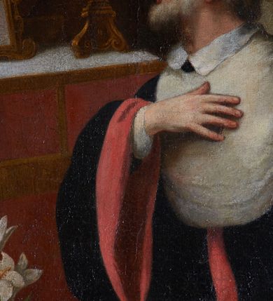 Zdjęcie nr 25: Obraz w kształcie stojącego prostokąta przedstawia klęczącego przed ołtarzem z obrazem Misericordia Domini św. Jana Kantego. Święty ukazany w trzech czwartych, z prawą ręką na piersi, a lewą opuszczoną ku dołowi i odchyloną do tyłu. Jego głowa jest ukazana z profilu, oczy zwrócone w kierunku obrazu. Nos jest podłużny, siwe włosy jedynie na tyle głowy, twarz okala krótka, kręcona, siwa broda. Święty ubrany jest w czarną togę z szerokimi rękawami, o czerwonych mankietach i brzegach, z białym, krótkim kołnierzem i białą załogę (pelerynkę). Na ołtarzu o wklęsłych bokach i czerwonym antepedium dzielonym brązową kratą z dwoma świecznikami i kanonem (fragmentami modlitw) w ozdobnej, złotej ramie znajduje się owalny obraz ze sceną Misericordia Domini – Matką Boską z rękami w geście modlitwy, stojącą przed Chrystusem w studni, nalewającym krew z przebitego boku do kielicha. Przed ołtarzem siedzą dwa putta, jedno obleczone na biodrach niebieską opaską, drugie zasłonięte trzymaną przez oba putta otwartą księgą, w dłoniach trzymają czarny biret i kwiat lilii. W prawym górnym rogu rozpostarta zasłona, za którą fragment wnętrza kościoła z arkadą i widoczną w głębi wnęką z figurą apostoła.     

