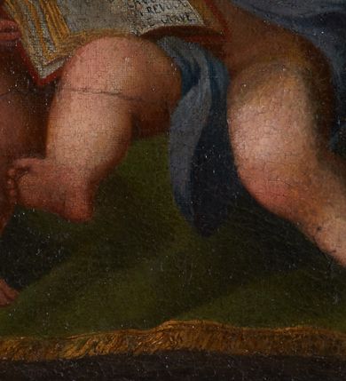 Zdjęcie nr 19: Obraz w kształcie stojącego prostokąta przedstawia klęczącego przed ołtarzem z obrazem Misericordia Domini św. Jana Kantego. Święty ukazany w trzech czwartych, z prawą ręką na piersi, a lewą opuszczoną ku dołowi i odchyloną do tyłu. Jego głowa jest ukazana z profilu, oczy zwrócone w kierunku obrazu. Nos jest podłużny, siwe włosy jedynie na tyle głowy, twarz okala krótka, kręcona, siwa broda. Święty ubrany jest w czarną togę z szerokimi rękawami, o czerwonych mankietach i brzegach, z białym, krótkim kołnierzem i białą załogę (pelerynkę). Na ołtarzu o wklęsłych bokach i czerwonym antepedium dzielonym brązową kratą z dwoma świecznikami i kanonem (fragmentami modlitw) w ozdobnej, złotej ramie znajduje się owalny obraz ze sceną Misericordia Domini – Matką Boską z rękami w geście modlitwy, stojącą przed Chrystusem w studni, nalewającym krew z przebitego boku do kielicha. Przed ołtarzem siedzą dwa putta, jedno obleczone na biodrach niebieską opaską, drugie zasłonięte trzymaną przez oba putta otwartą księgą, w dłoniach trzymają czarny biret i kwiat lilii. W prawym górnym rogu rozpostarta zasłona, za którą fragment wnętrza kościoła z arkadą i widoczną w głębi wnęką z figurą apostoła.     

