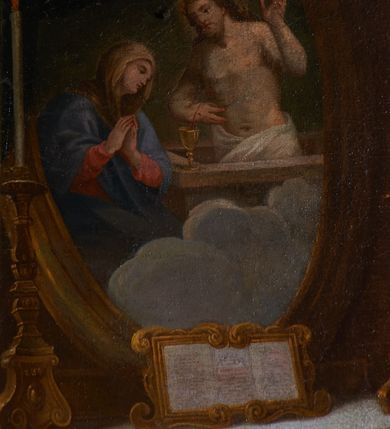 Zdjęcie nr 9: Obraz w kształcie stojącego prostokąta przedstawia klęczącego przed ołtarzem z obrazem Misericordia Domini św. Jana Kantego. Święty ukazany w trzech czwartych, z prawą ręką na piersi, a lewą opuszczoną ku dołowi i odchyloną do tyłu. Jego głowa jest ukazana z profilu, oczy zwrócone w kierunku obrazu. Nos jest podłużny, siwe włosy jedynie na tyle głowy, twarz okala krótka, kręcona, siwa broda. Święty ubrany jest w czarną togę z szerokimi rękawami, o czerwonych mankietach i brzegach, z białym, krótkim kołnierzem i białą załogę (pelerynkę). Na ołtarzu o wklęsłych bokach i czerwonym antepedium dzielonym brązową kratą z dwoma świecznikami i kanonem (fragmentami modlitw) w ozdobnej, złotej ramie znajduje się owalny obraz ze sceną Misericordia Domini – Matką Boską z rękami w geście modlitwy, stojącą przed Chrystusem w studni, nalewającym krew z przebitego boku do kielicha. Przed ołtarzem siedzą dwa putta, jedno obleczone na biodrach niebieską opaską, drugie zasłonięte trzymaną przez oba putta otwartą księgą, w dłoniach trzymają czarny biret i kwiat lilii. W prawym górnym rogu rozpostarta zasłona, za którą fragment wnętrza kościoła z arkadą i widoczną w głębi wnęką z figurą apostoła.     

