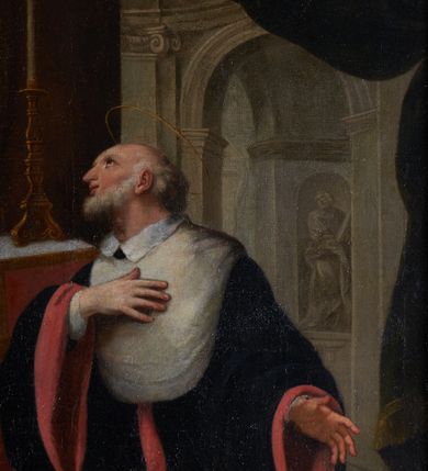 Zdjęcie nr 23: Obraz w kształcie stojącego prostokąta przedstawia klęczącego przed ołtarzem z obrazem Misericordia Domini św. Jana Kantego. Święty ukazany w trzech czwartych, z prawą ręką na piersi, a lewą opuszczoną ku dołowi i odchyloną do tyłu. Jego głowa jest ukazana z profilu, oczy zwrócone w kierunku obrazu. Nos jest podłużny, siwe włosy jedynie na tyle głowy, twarz okala krótka, kręcona, siwa broda. Święty ubrany jest w czarną togę z szerokimi rękawami, o czerwonych mankietach i brzegach, z białym, krótkim kołnierzem i białą załogę (pelerynkę). Na ołtarzu o wklęsłych bokach i czerwonym antepedium dzielonym brązową kratą z dwoma świecznikami i kanonem (fragmentami modlitw) w ozdobnej, złotej ramie znajduje się owalny obraz ze sceną Misericordia Domini – Matką Boską z rękami w geście modlitwy, stojącą przed Chrystusem w studni, nalewającym krew z przebitego boku do kielicha. Przed ołtarzem siedzą dwa putta, jedno obleczone na biodrach niebieską opaską, drugie zasłonięte trzymaną przez oba putta otwartą księgą, w dłoniach trzymają czarny biret i kwiat lilii. W prawym górnym rogu rozpostarta zasłona, za którą fragment wnętrza kościoła z arkadą i widoczną w głębi wnęką z figurą apostoła.     

