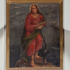 Zdjęcie nr 1: Obraz w formie stojącego prostokąta. W centrum kompozycji ukazany św. Jan Ewangelista w postawie stojącej, frontalnie, z lewą stopą wspartą na niskim cokole, piszący piórem w otwartej księdze podtrzymywanej lewą ręką. Twarz szeroka, o młodzieńczych rysach, z długim i szerokim nosem, wzrokiem skierowanym ku górze. Włosy długie, z przedziałkiem pośrodku, opadające na plecy i ramiona. Wokół głowy, złoty i kolisty nimb. Święty ubrany jest w długą, czerwoną suknię z długimi rękawami, z szerokim dekoltem, odsłaniającą bose stopy oraz zielony płaszcz zarzucony na plecy. U stóp świętego, po prawej stronie obrazu orzeł z kałamarzem w dziobie. Tło szare.
