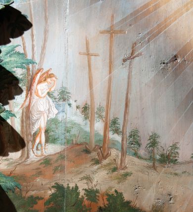 Zdjęcie nr 12: Oprawa grobu Pańskiego kulisowa, pięciopłaszczyznowa. Pierwszy plan tworzy iluzjonistyczna dekoracja, utworzona z bramy składającej się z dwóch filarów zwieńczonych wazonami z antabami oraz muru z krenelażem. Na tle muru ukazani dwaj rzymscy legioniści, po lewej stronie siedzący, po prawej stojący. W tle bogata roślinność egzotyczna z palmami. Na pozostałych planach namalowana roślinność leśna z egzotycznymi gatunkami palm. Na trzeciej parze kulis  przedstawieni dwaj rzymscy legioniści, lewy w pozycji stojącej, prawy leżącej, z głową wspartą na ręce. Wszystkie cztery płaszczyzny zamknięte łukami z namalowanym błękitnym niebem z gwiazdami, ujętym obłokami. 
Na ścianie zamykającej dekorację ukazano kamienny grób, po bokach którego siedzi i leży po trzech legionistów rzymskich z każdej strony. Nad nimi namalowane zalesione wzgórze Golgoty z trzema krzyżami, przed którymi stoi płaczący anioł. W tle widoczny jest pejzaż Jerozolimy, nad którym ukazano zaćmione słońce. W górnej części ściany ukazano niebo z nałożonym medalionem utworzonym z obłoków, z dwiema uskrzydlonymi główkami anielskimi, w glorii promienistej. 



