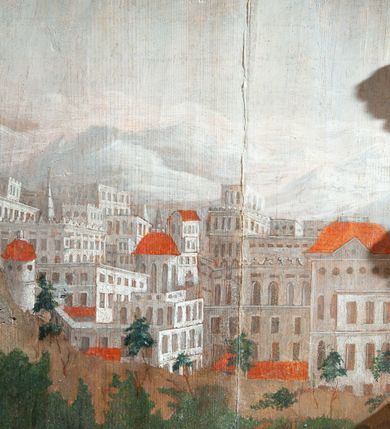 Zdjęcie nr 11: Oprawa grobu Pańskiego kulisowa, pięciopłaszczyznowa. Pierwszy plan tworzy iluzjonistyczna dekoracja, utworzona z bramy składającej się z dwóch filarów zwieńczonych wazonami z antabami oraz muru z krenelażem. Na tle muru ukazani dwaj rzymscy legioniści, po lewej stronie siedzący, po prawej stojący. W tle bogata roślinność egzotyczna z palmami. Na pozostałych planach namalowana roślinność leśna z egzotycznymi gatunkami palm. Na trzeciej parze kulis  przedstawieni dwaj rzymscy legioniści, lewy w pozycji stojącej, prawy leżącej, z głową wspartą na ręce. Wszystkie cztery płaszczyzny zamknięte łukami z namalowanym błękitnym niebem z gwiazdami, ujętym obłokami. 
Na ścianie zamykającej dekorację ukazano kamienny grób, po bokach którego siedzi i leży po trzech legionistów rzymskich z każdej strony. Nad nimi namalowane zalesione wzgórze Golgoty z trzema krzyżami, przed którymi stoi płaczący anioł. W tle widoczny jest pejzaż Jerozolimy, nad którym ukazano zaćmione słońce. W górnej części ściany ukazano niebo z nałożonym medalionem utworzonym z obłoków, z dwiema uskrzydlonymi główkami anielskimi, w glorii promienistej. 



