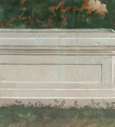 Zdjęcie nr 5: Oprawa grobu Pańskiego kulisowa, pięciopłaszczyznowa. Pierwszy plan tworzy iluzjonistyczna dekoracja, utworzona z bramy składającej się z dwóch filarów zwieńczonych wazonami z antabami oraz muru z krenelażem. Na tle muru ukazani dwaj rzymscy legioniści, po lewej stronie siedzący, po prawej stojący. W tle bogata roślinność egzotyczna z palmami. Na pozostałych planach namalowana roślinność leśna z egzotycznymi gatunkami palm. Na trzeciej parze kulis  przedstawieni dwaj rzymscy legioniści, lewy w pozycji stojącej, prawy leżącej, z głową wspartą na ręce. Wszystkie cztery płaszczyzny zamknięte łukami z namalowanym błękitnym niebem z gwiazdami, ujętym obłokami. 
Na ścianie zamykającej dekorację ukazano kamienny grób, po bokach którego siedzi i leży po trzech legionistów rzymskich z każdej strony. Nad nimi namalowane zalesione wzgórze Golgoty z trzema krzyżami, przed którymi stoi płaczący anioł. W tle widoczny jest pejzaż Jerozolimy, nad którym ukazano zaćmione słońce. W górnej części ściany ukazano niebo z nałożonym medalionem utworzonym z obłoków, z dwiema uskrzydlonymi główkami anielskimi, w glorii promienistej. 



