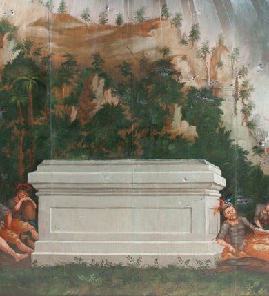 Zdjęcie nr 4: Oprawa grobu Pańskiego kulisowa, pięciopłaszczyznowa. Pierwszy plan tworzy iluzjonistyczna dekoracja, utworzona z bramy składającej się z dwóch filarów zwieńczonych wazonami z antabami oraz muru z krenelażem. Na tle muru ukazani dwaj rzymscy legioniści, po lewej stronie siedzący, po prawej stojący. W tle bogata roślinność egzotyczna z palmami. Na pozostałych planach namalowana roślinność leśna z egzotycznymi gatunkami palm. Na trzeciej parze kulis  przedstawieni dwaj rzymscy legioniści, lewy w pozycji stojącej, prawy leżącej, z głową wspartą na ręce. Wszystkie cztery płaszczyzny zamknięte łukami z namalowanym błękitnym niebem z gwiazdami, ujętym obłokami. 
Na ścianie zamykającej dekorację ukazano kamienny grób, po bokach którego siedzi i leży po trzech legionistów rzymskich z każdej strony. Nad nimi namalowane zalesione wzgórze Golgoty z trzema krzyżami, przed którymi stoi płaczący anioł. W tle widoczny jest pejzaż Jerozolimy, nad którym ukazano zaćmione słońce. W górnej części ściany ukazano niebo z nałożonym medalionem utworzonym z obłoków, z dwiema uskrzydlonymi główkami anielskimi, w glorii promienistej. 



