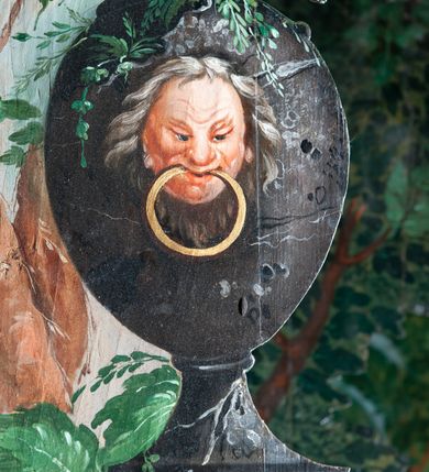 Zdjęcie nr 20: Oprawa grobu Pańskiego kulisowa, pięciopłaszczyznowa. Pierwszy plan tworzy iluzjonistyczna dekoracja, utworzona z bramy składającej się z dwóch filarów zwieńczonych wazonami z antabami oraz muru z krenelażem. Na tle muru ukazani dwaj rzymscy legioniści, po lewej stronie siedzący, po prawej stojący. W tle bogata roślinność egzotyczna z palmami. Na pozostałych planach namalowana roślinność leśna z egzotycznymi gatunkami palm. Na trzeciej parze kulis  przedstawieni dwaj rzymscy legioniści, lewy w pozycji stojącej, prawy leżącej, z głową wspartą na ręce. Wszystkie cztery płaszczyzny zamknięte łukami z namalowanym błękitnym niebem z gwiazdami, ujętym obłokami. 
Na ścianie zamykającej dekorację ukazano kamienny grób, po bokach którego siedzi i leży po trzech legionistów rzymskich z każdej strony. Nad nimi namalowane zalesione wzgórze Golgoty z trzema krzyżami, przed którymi stoi płaczący anioł. W tle widoczny jest pejzaż Jerozolimy, nad którym ukazano zaćmione słońce. W górnej części ściany ukazano niebo z nałożonym medalionem utworzonym z obłoków, z dwiema uskrzydlonymi główkami anielskimi, w glorii promienistej. 



