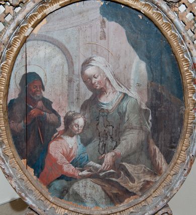 Zdjęcie nr 2: Pole obrazowe w formie stojącego owalu, ujęte profilowaną ramą dekorowaną rocaille'ową falbaną. Po bokach uszaki utworzone z wolut, rocaille'u i kratki regencyjnej, przechodzące w szczyt w formie uproszczonego baldachimu z cokołem zwieńczonym sercem, zdobionego wolutami i ornamentem roślinnym. Pod baldachimem medalion z monogramem Marii w glorii. Pole obrazowe ustawione na cokole o wolutowym kształcie nóżek i fantazyjnie wyciętej dolnej krawędzi, zamkniętym fragmentem gzymsu. W jego polu otwory na drążki. 
Na obrazie Nauczania Marii w centrum ukazana siedząca św. Anna, zwrócona w trzech czwartych w prawo, z pochyloną głową. Lewą ręką obejmuje stojącą przy jej boku Marię, prawą wskazuje na księgę leżącą na jej kolanach. Twarz ma owalną, o małych oczach skierowanych w dół, małym nosie i ustach. Nad głową ma nimb. Ubrana jest w białą suknię spodnią i zieloną suknię wierzchnią oraz jasnobrązowy płaszcz, na głowie ma biały welon. Maria ukazana w półpostaci, zwrócona jest w trzech czwartych w lewo, pochylona, w obu wyciągniętych do przodu rękach trzyma otwartą księgę na kolanach św. Anny. Twarz ma owalną, o małych oczach skierowanych w dół, małym nosie i ustach, okoloną jasnymi włosami, upiętymi z tyłu głowy, wokół niej gloria promienista. Ubrana jest w jasnoczerwoną suknię i niebieski płaszcz. W lewej części obrazu, na drugim planie stoi św. Joachim, zwrócony w trzech czwartych w lewo, z obiema dłońmi opartymi na lasce. Twarz ma owalną, o małych oczach skierowanych w dół, małym nosie i ustach, okoloną siwą brodą. Na głowie ma niebieskie nakrycie, a wokół niej nimb. Ubrany jest w jasnofioletową tunikę i niebieski płaszcz. Postacie ukazane na tle wnętrza z widocznymi arkadami. W prawej części obrazu kolumny zakryte ciemnoniebieską draperią, obszytą frędzlą, z chwostami. 
Na obrazie św. Alojzego w centrum ukazany święty w półpostaci, zwrócony profilem w prawo, pochylony nad stołem. W lewej, uniesionej ręce trzyma krucyfiks i białą tkaninę, prawa leży na stole, w dłoni trzyma dyscyplinę. Twarz ma pełną, o dużych, okrągłych oczach skierowanych w dół, dużym, garbatym nosie, pełnych ustach i wystającej brodzie. Włosy krótkie, brązowe. Ubrany jest w czarną sutannę. Stół nakryty jest czerwoną tkaniną, leży na nim czaszka, lilia i korona otwarta. Święty ukazany na tle nieba, wypełnionego obłokami, na którego tle unoszą się dwie grupy uskrzydlonych główek anielskich.

