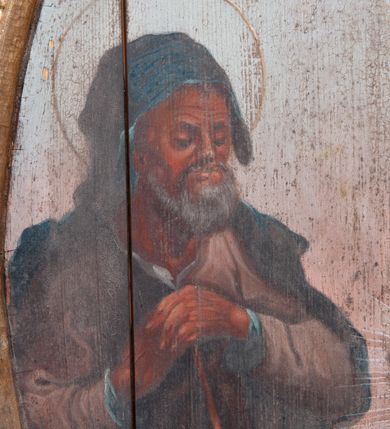 Zdjęcie nr 9: Pole obrazowe w formie stojącego owalu, ujęte profilowaną ramą dekorowaną rocaille&#039;ową falbaną. Po bokach uszaki utworzone z wolut, rocaille&#039;u i kratki regencyjnej, przechodzące w szczyt w formie uproszczonego baldachimu z cokołem zwieńczonym sercem, zdobionego wolutami i ornamentem roślinnym. Pod baldachimem medalion z monogramem Marii w glorii. Pole obrazowe ustawione na cokole o wolutowym kształcie nóżek i fantazyjnie wyciętej dolnej krawędzi, zamkniętym fragmentem gzymsu. W jego polu otwory na drążki. 
Na obrazie Nauczania Marii w centrum ukazana siedząca św. Anna, zwrócona w trzech czwartych w prawo, z pochyloną głową. Lewą ręką obejmuje stojącą przy jej boku Marię, prawą wskazuje na księgę leżącą na jej kolanach. Twarz ma owalną, o małych oczach skierowanych w dół, małym nosie i ustach. Nad głową ma nimb. Ubrana jest w białą suknię spodnią i zieloną suknię wierzchnią oraz jasnobrązowy płaszcz, na głowie ma biały welon. Maria ukazana w półpostaci, zwrócona jest w trzech czwartych w lewo, pochylona, w obu wyciągniętych do przodu rękach trzyma otwartą księgę na kolanach św. Anny. Twarz ma owalną, o małych oczach skierowanych w dół, małym nosie i ustach, okoloną jasnymi włosami, upiętymi z tyłu głowy, wokół niej gloria promienista. Ubrana jest w jasnoczerwoną suknię i niebieski płaszcz. W lewej części obrazu, na drugim planie stoi św. Joachim, zwrócony w trzech czwartych w lewo, z obiema dłońmi opartymi na lasce. Twarz ma owalną, o małych oczach skierowanych w dół, małym nosie i ustach, okoloną siwą brodą. Na głowie ma niebieskie nakrycie, a wokół niej nimb. Ubrany jest w jasnofioletową tunikę i niebieski płaszcz. Postacie ukazane na tle wnętrza z widocznymi arkadami. W prawej części obrazu kolumny zakryte ciemnoniebieską draperią, obszytą frędzlą, z chwostami. 
Na obrazie św. Alojzego w centrum ukazany święty w półpostaci, zwrócony profilem w prawo, pochylony nad stołem. W lewej, uniesionej ręce trzyma krucyfiks i białą tkaninę, prawa leży na stole, w dłoni trzyma dyscyplinę. Twarz ma pełną, o dużych, okrągłych oczach skierowanych w dół, dużym, garbatym nosie, pełnych ustach i wystającej brodzie. Włosy krótkie, brązowe. Ubrany jest w czarną sutannę. Stół nakryty jest czerwoną tkaniną, leży na nim czaszka, lilia i korona otwarta. Święty ukazany na tle nieba, wypełnionego obłokami, na którego tle unoszą się dwie grupy uskrzydlonych główek anielskich.

