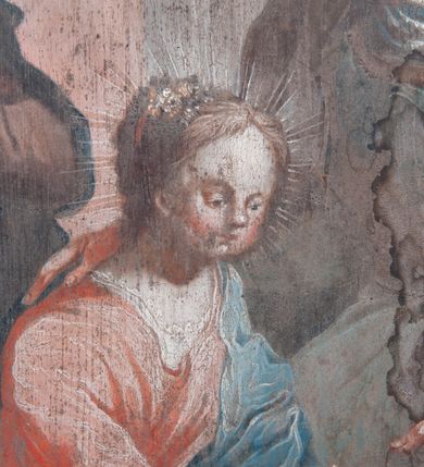 Zdjęcie nr 10: Pole obrazowe w formie stojącego owalu, ujęte profilowaną ramą dekorowaną rocaille&#039;ową falbaną. Po bokach uszaki utworzone z wolut, rocaille&#039;u i kratki regencyjnej, przechodzące w szczyt w formie uproszczonego baldachimu z cokołem zwieńczonym sercem, zdobionego wolutami i ornamentem roślinnym. Pod baldachimem medalion z monogramem Marii w glorii. Pole obrazowe ustawione na cokole o wolutowym kształcie nóżek i fantazyjnie wyciętej dolnej krawędzi, zamkniętym fragmentem gzymsu. W jego polu otwory na drążki. 
Na obrazie Nauczania Marii w centrum ukazana siedząca św. Anna, zwrócona w trzech czwartych w prawo, z pochyloną głową. Lewą ręką obejmuje stojącą przy jej boku Marię, prawą wskazuje na księgę leżącą na jej kolanach. Twarz ma owalną, o małych oczach skierowanych w dół, małym nosie i ustach. Nad głową ma nimb. Ubrana jest w białą suknię spodnią i zieloną suknię wierzchnią oraz jasnobrązowy płaszcz, na głowie ma biały welon. Maria ukazana w półpostaci, zwrócona jest w trzech czwartych w lewo, pochylona, w obu wyciągniętych do przodu rękach trzyma otwartą księgę na kolanach św. Anny. Twarz ma owalną, o małych oczach skierowanych w dół, małym nosie i ustach, okoloną jasnymi włosami, upiętymi z tyłu głowy, wokół niej gloria promienista. Ubrana jest w jasnoczerwoną suknię i niebieski płaszcz. W lewej części obrazu, na drugim planie stoi św. Joachim, zwrócony w trzech czwartych w lewo, z obiema dłońmi opartymi na lasce. Twarz ma owalną, o małych oczach skierowanych w dół, małym nosie i ustach, okoloną siwą brodą. Na głowie ma niebieskie nakrycie, a wokół niej nimb. Ubrany jest w jasnofioletową tunikę i niebieski płaszcz. Postacie ukazane na tle wnętrza z widocznymi arkadami. W prawej części obrazu kolumny zakryte ciemnoniebieską draperią, obszytą frędzlą, z chwostami. 
Na obrazie św. Alojzego w centrum ukazany święty w półpostaci, zwrócony profilem w prawo, pochylony nad stołem. W lewej, uniesionej ręce trzyma krucyfiks i białą tkaninę, prawa leży na stole, w dłoni trzyma dyscyplinę. Twarz ma pełną, o dużych, okrągłych oczach skierowanych w dół, dużym, garbatym nosie, pełnych ustach i wystającej brodzie. Włosy krótkie, brązowe. Ubrany jest w czarną sutannę. Stół nakryty jest czerwoną tkaniną, leży na nim czaszka, lilia i korona otwarta. Święty ukazany na tle nieba, wypełnionego obłokami, na którego tle unoszą się dwie grupy uskrzydlonych główek anielskich.

