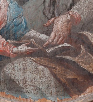 Zdjęcie nr 11: Pole obrazowe w formie stojącego owalu, ujęte profilowaną ramą dekorowaną rocaille'ową falbaną. Po bokach uszaki utworzone z wolut, rocaille'u i kratki regencyjnej, przechodzące w szczyt w formie uproszczonego baldachimu z cokołem zwieńczonym sercem, zdobionego wolutami i ornamentem roślinnym. Pod baldachimem medalion z monogramem Marii w glorii. Pole obrazowe ustawione na cokole o wolutowym kształcie nóżek i fantazyjnie wyciętej dolnej krawędzi, zamkniętym fragmentem gzymsu. W jego polu otwory na drążki. 
Na obrazie Nauczania Marii w centrum ukazana siedząca św. Anna, zwrócona w trzech czwartych w prawo, z pochyloną głową. Lewą ręką obejmuje stojącą przy jej boku Marię, prawą wskazuje na księgę leżącą na jej kolanach. Twarz ma owalną, o małych oczach skierowanych w dół, małym nosie i ustach. Nad głową ma nimb. Ubrana jest w białą suknię spodnią i zieloną suknię wierzchnią oraz jasnobrązowy płaszcz, na głowie ma biały welon. Maria ukazana w półpostaci, zwrócona jest w trzech czwartych w lewo, pochylona, w obu wyciągniętych do przodu rękach trzyma otwartą księgę na kolanach św. Anny. Twarz ma owalną, o małych oczach skierowanych w dół, małym nosie i ustach, okoloną jasnymi włosami, upiętymi z tyłu głowy, wokół niej gloria promienista. Ubrana jest w jasnoczerwoną suknię i niebieski płaszcz. W lewej części obrazu, na drugim planie stoi św. Joachim, zwrócony w trzech czwartych w lewo, z obiema dłońmi opartymi na lasce. Twarz ma owalną, o małych oczach skierowanych w dół, małym nosie i ustach, okoloną siwą brodą. Na głowie ma niebieskie nakrycie, a wokół niej nimb. Ubrany jest w jasnofioletową tunikę i niebieski płaszcz. Postacie ukazane na tle wnętrza z widocznymi arkadami. W prawej części obrazu kolumny zakryte ciemnoniebieską draperią, obszytą frędzlą, z chwostami. 
Na obrazie św. Alojzego w centrum ukazany święty w półpostaci, zwrócony profilem w prawo, pochylony nad stołem. W lewej, uniesionej ręce trzyma krucyfiks i białą tkaninę, prawa leży na stole, w dłoni trzyma dyscyplinę. Twarz ma pełną, o dużych, okrągłych oczach skierowanych w dół, dużym, garbatym nosie, pełnych ustach i wystającej brodzie. Włosy krótkie, brązowe. Ubrany jest w czarną sutannę. Stół nakryty jest czerwoną tkaniną, leży na nim czaszka, lilia i korona otwarta. Święty ukazany na tle nieba, wypełnionego obłokami, na którego tle unoszą się dwie grupy uskrzydlonych główek anielskich.

