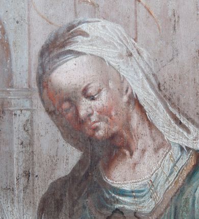 Zdjęcie nr 12: Pole obrazowe w formie stojącego owalu, ujęte profilowaną ramą dekorowaną rocaille&#039;ową falbaną. Po bokach uszaki utworzone z wolut, rocaille&#039;u i kratki regencyjnej, przechodzące w szczyt w formie uproszczonego baldachimu z cokołem zwieńczonym sercem, zdobionego wolutami i ornamentem roślinnym. Pod baldachimem medalion z monogramem Marii w glorii. Pole obrazowe ustawione na cokole o wolutowym kształcie nóżek i fantazyjnie wyciętej dolnej krawędzi, zamkniętym fragmentem gzymsu. W jego polu otwory na drążki. 
Na obrazie Nauczania Marii w centrum ukazana siedząca św. Anna, zwrócona w trzech czwartych w prawo, z pochyloną głową. Lewą ręką obejmuje stojącą przy jej boku Marię, prawą wskazuje na księgę leżącą na jej kolanach. Twarz ma owalną, o małych oczach skierowanych w dół, małym nosie i ustach. Nad głową ma nimb. Ubrana jest w białą suknię spodnią i zieloną suknię wierzchnią oraz jasnobrązowy płaszcz, na głowie ma biały welon. Maria ukazana w półpostaci, zwrócona jest w trzech czwartych w lewo, pochylona, w obu wyciągniętych do przodu rękach trzyma otwartą księgę na kolanach św. Anny. Twarz ma owalną, o małych oczach skierowanych w dół, małym nosie i ustach, okoloną jasnymi włosami, upiętymi z tyłu głowy, wokół niej gloria promienista. Ubrana jest w jasnoczerwoną suknię i niebieski płaszcz. W lewej części obrazu, na drugim planie stoi św. Joachim, zwrócony w trzech czwartych w lewo, z obiema dłońmi opartymi na lasce. Twarz ma owalną, o małych oczach skierowanych w dół, małym nosie i ustach, okoloną siwą brodą. Na głowie ma niebieskie nakrycie, a wokół niej nimb. Ubrany jest w jasnofioletową tunikę i niebieski płaszcz. Postacie ukazane na tle wnętrza z widocznymi arkadami. W prawej części obrazu kolumny zakryte ciemnoniebieską draperią, obszytą frędzlą, z chwostami. 
Na obrazie św. Alojzego w centrum ukazany święty w półpostaci, zwrócony profilem w prawo, pochylony nad stołem. W lewej, uniesionej ręce trzyma krucyfiks i białą tkaninę, prawa leży na stole, w dłoni trzyma dyscyplinę. Twarz ma pełną, o dużych, okrągłych oczach skierowanych w dół, dużym, garbatym nosie, pełnych ustach i wystającej brodzie. Włosy krótkie, brązowe. Ubrany jest w czarną sutannę. Stół nakryty jest czerwoną tkaniną, leży na nim czaszka, lilia i korona otwarta. Święty ukazany na tle nieba, wypełnionego obłokami, na którego tle unoszą się dwie grupy uskrzydlonych główek anielskich.

