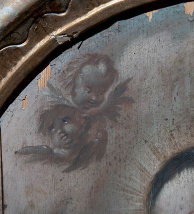 Zdjęcie nr 6: Pole obrazowe w formie stojącego owalu, ujęte profilowaną ramą dekorowaną rocaille&#039;ową falbaną. Po bokach uszaki utworzone z wolut, rocaille&#039;u i kratki regencyjnej, przechodzące w szczyt w formie uproszczonego baldachimu z cokołem zwieńczonym sercem, zdobionego wolutami i ornamentem roślinnym. Pod baldachimem medalion z monogramem Marii w glorii. Pole obrazowe ustawione na cokole o wolutowym kształcie nóżek i fantazyjnie wyciętej dolnej krawędzi, zamkniętym fragmentem gzymsu. W jego polu otwory na drążki. 
Na obrazie Nauczania Marii w centrum ukazana siedząca św. Anna, zwrócona w trzech czwartych w prawo, z pochyloną głową. Lewą ręką obejmuje stojącą przy jej boku Marię, prawą wskazuje na księgę leżącą na jej kolanach. Twarz ma owalną, o małych oczach skierowanych w dół, małym nosie i ustach. Nad głową ma nimb. Ubrana jest w białą suknię spodnią i zieloną suknię wierzchnią oraz jasnobrązowy płaszcz, na głowie ma biały welon. Maria ukazana w półpostaci, zwrócona jest w trzech czwartych w lewo, pochylona, w obu wyciągniętych do przodu rękach trzyma otwartą księgę na kolanach św. Anny. Twarz ma owalną, o małych oczach skierowanych w dół, małym nosie i ustach, okoloną jasnymi włosami, upiętymi z tyłu głowy, wokół niej gloria promienista. Ubrana jest w jasnoczerwoną suknię i niebieski płaszcz. W lewej części obrazu, na drugim planie stoi św. Joachim, zwrócony w trzech czwartych w lewo, z obiema dłońmi opartymi na lasce. Twarz ma owalną, o małych oczach skierowanych w dół, małym nosie i ustach, okoloną siwą brodą. Na głowie ma niebieskie nakrycie, a wokół niej nimb. Ubrany jest w jasnofioletową tunikę i niebieski płaszcz. Postacie ukazane na tle wnętrza z widocznymi arkadami. W prawej części obrazu kolumny zakryte ciemnoniebieską draperią, obszytą frędzlą, z chwostami. 
Na obrazie św. Alojzego w centrum ukazany święty w półpostaci, zwrócony profilem w prawo, pochylony nad stołem. W lewej, uniesionej ręce trzyma krucyfiks i białą tkaninę, prawa leży na stole, w dłoni trzyma dyscyplinę. Twarz ma pełną, o dużych, okrągłych oczach skierowanych w dół, dużym, garbatym nosie, pełnych ustach i wystającej brodzie. Włosy krótkie, brązowe. Ubrany jest w czarną sutannę. Stół nakryty jest czerwoną tkaniną, leży na nim czaszka, lilia i korona otwarta. Święty ukazany na tle nieba, wypełnionego obłokami, na którego tle unoszą się dwie grupy uskrzydlonych główek anielskich.

