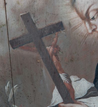 Zdjęcie nr 4: Pole obrazowe w formie stojącego owalu, ujęte profilowaną ramą dekorowaną rocaille'ową falbaną. Po bokach uszaki utworzone z wolut, rocaille'u i kratki regencyjnej, przechodzące w szczyt w formie uproszczonego baldachimu z cokołem zwieńczonym sercem, zdobionego wolutami i ornamentem roślinnym. Pod baldachimem medalion z monogramem Marii w glorii. Pole obrazowe ustawione na cokole o wolutowym kształcie nóżek i fantazyjnie wyciętej dolnej krawędzi, zamkniętym fragmentem gzymsu. W jego polu otwory na drążki. 
Na obrazie Nauczania Marii w centrum ukazana siedząca św. Anna, zwrócona w trzech czwartych w prawo, z pochyloną głową. Lewą ręką obejmuje stojącą przy jej boku Marię, prawą wskazuje na księgę leżącą na jej kolanach. Twarz ma owalną, o małych oczach skierowanych w dół, małym nosie i ustach. Nad głową ma nimb. Ubrana jest w białą suknię spodnią i zieloną suknię wierzchnią oraz jasnobrązowy płaszcz, na głowie ma biały welon. Maria ukazana w półpostaci, zwrócona jest w trzech czwartych w lewo, pochylona, w obu wyciągniętych do przodu rękach trzyma otwartą księgę na kolanach św. Anny. Twarz ma owalną, o małych oczach skierowanych w dół, małym nosie i ustach, okoloną jasnymi włosami, upiętymi z tyłu głowy, wokół niej gloria promienista. Ubrana jest w jasnoczerwoną suknię i niebieski płaszcz. W lewej części obrazu, na drugim planie stoi św. Joachim, zwrócony w trzech czwartych w lewo, z obiema dłońmi opartymi na lasce. Twarz ma owalną, o małych oczach skierowanych w dół, małym nosie i ustach, okoloną siwą brodą. Na głowie ma niebieskie nakrycie, a wokół niej nimb. Ubrany jest w jasnofioletową tunikę i niebieski płaszcz. Postacie ukazane na tle wnętrza z widocznymi arkadami. W prawej części obrazu kolumny zakryte ciemnoniebieską draperią, obszytą frędzlą, z chwostami. 
Na obrazie św. Alojzego w centrum ukazany święty w półpostaci, zwrócony profilem w prawo, pochylony nad stołem. W lewej, uniesionej ręce trzyma krucyfiks i białą tkaninę, prawa leży na stole, w dłoni trzyma dyscyplinę. Twarz ma pełną, o dużych, okrągłych oczach skierowanych w dół, dużym, garbatym nosie, pełnych ustach i wystającej brodzie. Włosy krótkie, brązowe. Ubrany jest w czarną sutannę. Stół nakryty jest czerwoną tkaniną, leży na nim czaszka, lilia i korona otwarta. Święty ukazany na tle nieba, wypełnionego obłokami, na którego tle unoszą się dwie grupy uskrzydlonych główek anielskich.

