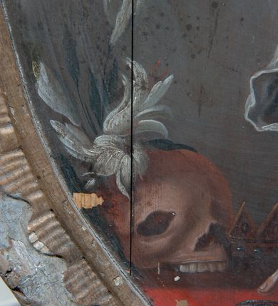 Zdjęcie nr 8: Pole obrazowe w formie stojącego owalu, ujęte profilowaną ramą dekorowaną rocaille'ową falbaną. Po bokach uszaki utworzone z wolut, rocaille'u i kratki regencyjnej, przechodzące w szczyt w formie uproszczonego baldachimu z cokołem zwieńczonym sercem, zdobionego wolutami i ornamentem roślinnym. Pod baldachimem medalion z monogramem Marii w glorii. Pole obrazowe ustawione na cokole o wolutowym kształcie nóżek i fantazyjnie wyciętej dolnej krawędzi, zamkniętym fragmentem gzymsu. W jego polu otwory na drążki. 
Na obrazie Nauczania Marii w centrum ukazana siedząca św. Anna, zwrócona w trzech czwartych w prawo, z pochyloną głową. Lewą ręką obejmuje stojącą przy jej boku Marię, prawą wskazuje na księgę leżącą na jej kolanach. Twarz ma owalną, o małych oczach skierowanych w dół, małym nosie i ustach. Nad głową ma nimb. Ubrana jest w białą suknię spodnią i zieloną suknię wierzchnią oraz jasnobrązowy płaszcz, na głowie ma biały welon. Maria ukazana w półpostaci, zwrócona jest w trzech czwartych w lewo, pochylona, w obu wyciągniętych do przodu rękach trzyma otwartą księgę na kolanach św. Anny. Twarz ma owalną, o małych oczach skierowanych w dół, małym nosie i ustach, okoloną jasnymi włosami, upiętymi z tyłu głowy, wokół niej gloria promienista. Ubrana jest w jasnoczerwoną suknię i niebieski płaszcz. W lewej części obrazu, na drugim planie stoi św. Joachim, zwrócony w trzech czwartych w lewo, z obiema dłońmi opartymi na lasce. Twarz ma owalną, o małych oczach skierowanych w dół, małym nosie i ustach, okoloną siwą brodą. Na głowie ma niebieskie nakrycie, a wokół niej nimb. Ubrany jest w jasnofioletową tunikę i niebieski płaszcz. Postacie ukazane na tle wnętrza z widocznymi arkadami. W prawej części obrazu kolumny zakryte ciemnoniebieską draperią, obszytą frędzlą, z chwostami. 
Na obrazie św. Alojzego w centrum ukazany święty w półpostaci, zwrócony profilem w prawo, pochylony nad stołem. W lewej, uniesionej ręce trzyma krucyfiks i białą tkaninę, prawa leży na stole, w dłoni trzyma dyscyplinę. Twarz ma pełną, o dużych, okrągłych oczach skierowanych w dół, dużym, garbatym nosie, pełnych ustach i wystającej brodzie. Włosy krótkie, brązowe. Ubrany jest w czarną sutannę. Stół nakryty jest czerwoną tkaniną, leży na nim czaszka, lilia i korona otwarta. Święty ukazany na tle nieba, wypełnionego obłokami, na którego tle unoszą się dwie grupy uskrzydlonych główek anielskich.

