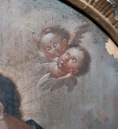 Zdjęcie nr 7: Pole obrazowe w formie stojącego owalu, ujęte profilowaną ramą dekorowaną rocaille&#039;ową falbaną. Po bokach uszaki utworzone z wolut, rocaille&#039;u i kratki regencyjnej, przechodzące w szczyt w formie uproszczonego baldachimu z cokołem zwieńczonym sercem, zdobionego wolutami i ornamentem roślinnym. Pod baldachimem medalion z monogramem Marii w glorii. Pole obrazowe ustawione na cokole o wolutowym kształcie nóżek i fantazyjnie wyciętej dolnej krawędzi, zamkniętym fragmentem gzymsu. W jego polu otwory na drążki. 
Na obrazie Nauczania Marii w centrum ukazana siedząca św. Anna, zwrócona w trzech czwartych w prawo, z pochyloną głową. Lewą ręką obejmuje stojącą przy jej boku Marię, prawą wskazuje na księgę leżącą na jej kolanach. Twarz ma owalną, o małych oczach skierowanych w dół, małym nosie i ustach. Nad głową ma nimb. Ubrana jest w białą suknię spodnią i zieloną suknię wierzchnią oraz jasnobrązowy płaszcz, na głowie ma biały welon. Maria ukazana w półpostaci, zwrócona jest w trzech czwartych w lewo, pochylona, w obu wyciągniętych do przodu rękach trzyma otwartą księgę na kolanach św. Anny. Twarz ma owalną, o małych oczach skierowanych w dół, małym nosie i ustach, okoloną jasnymi włosami, upiętymi z tyłu głowy, wokół niej gloria promienista. Ubrana jest w jasnoczerwoną suknię i niebieski płaszcz. W lewej części obrazu, na drugim planie stoi św. Joachim, zwrócony w trzech czwartych w lewo, z obiema dłońmi opartymi na lasce. Twarz ma owalną, o małych oczach skierowanych w dół, małym nosie i ustach, okoloną siwą brodą. Na głowie ma niebieskie nakrycie, a wokół niej nimb. Ubrany jest w jasnofioletową tunikę i niebieski płaszcz. Postacie ukazane na tle wnętrza z widocznymi arkadami. W prawej części obrazu kolumny zakryte ciemnoniebieską draperią, obszytą frędzlą, z chwostami. 
Na obrazie św. Alojzego w centrum ukazany święty w półpostaci, zwrócony profilem w prawo, pochylony nad stołem. W lewej, uniesionej ręce trzyma krucyfiks i białą tkaninę, prawa leży na stole, w dłoni trzyma dyscyplinę. Twarz ma pełną, o dużych, okrągłych oczach skierowanych w dół, dużym, garbatym nosie, pełnych ustach i wystającej brodzie. Włosy krótkie, brązowe. Ubrany jest w czarną sutannę. Stół nakryty jest czerwoną tkaniną, leży na nim czaszka, lilia i korona otwarta. Święty ukazany na tle nieba, wypełnionego obłokami, na którego tle unoszą się dwie grupy uskrzydlonych główek anielskich.

