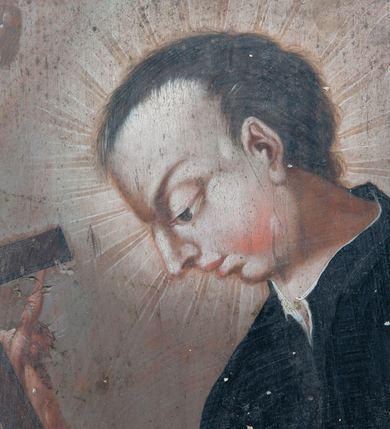 Zdjęcie nr 16: Pole obrazowe w formie stojącego owalu, ujęte profilowaną ramą dekorowaną rocaille&#039;ową falbaną. Po bokach uszaki utworzone z wolut, rocaille&#039;u i kratki regencyjnej, przechodzące w szczyt w formie uproszczonego baldachimu z cokołem zwieńczonym sercem, zdobionego wolutami i ornamentem roślinnym. Pod baldachimem medalion z monogramem Marii w glorii. Pole obrazowe ustawione na cokole o wolutowym kształcie nóżek i fantazyjnie wyciętej dolnej krawędzi, zamkniętym fragmentem gzymsu. W jego polu otwory na drążki. 
Na obrazie Nauczania Marii w centrum ukazana siedząca św. Anna, zwrócona w trzech czwartych w prawo, z pochyloną głową. Lewą ręką obejmuje stojącą przy jej boku Marię, prawą wskazuje na księgę leżącą na jej kolanach. Twarz ma owalną, o małych oczach skierowanych w dół, małym nosie i ustach. Nad głową ma nimb. Ubrana jest w białą suknię spodnią i zieloną suknię wierzchnią oraz jasnobrązowy płaszcz, na głowie ma biały welon. Maria ukazana w półpostaci, zwrócona jest w trzech czwartych w lewo, pochylona, w obu wyciągniętych do przodu rękach trzyma otwartą księgę na kolanach św. Anny. Twarz ma owalną, o małych oczach skierowanych w dół, małym nosie i ustach, okoloną jasnymi włosami, upiętymi z tyłu głowy, wokół niej gloria promienista. Ubrana jest w jasnoczerwoną suknię i niebieski płaszcz. W lewej części obrazu, na drugim planie stoi św. Joachim, zwrócony w trzech czwartych w lewo, z obiema dłońmi opartymi na lasce. Twarz ma owalną, o małych oczach skierowanych w dół, małym nosie i ustach, okoloną siwą brodą. Na głowie ma niebieskie nakrycie, a wokół niej nimb. Ubrany jest w jasnofioletową tunikę i niebieski płaszcz. Postacie ukazane na tle wnętrza z widocznymi arkadami. W prawej części obrazu kolumny zakryte ciemnoniebieską draperią, obszytą frędzlą, z chwostami. 
Na obrazie św. Alojzego w centrum ukazany święty w półpostaci, zwrócony profilem w prawo, pochylony nad stołem. W lewej, uniesionej ręce trzyma krucyfiks i białą tkaninę, prawa leży na stole, w dłoni trzyma dyscyplinę. Twarz ma pełną, o dużych, okrągłych oczach skierowanych w dół, dużym, garbatym nosie, pełnych ustach i wystającej brodzie. Włosy krótkie, brązowe. Ubrany jest w czarną sutannę. Stół nakryty jest czerwoną tkaniną, leży na nim czaszka, lilia i korona otwarta. Święty ukazany na tle nieba, wypełnionego obłokami, na którego tle unoszą się dwie grupy uskrzydlonych główek anielskich.

