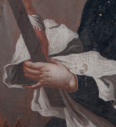 Zdjęcie nr 3: Pole obrazowe w formie stojącego owalu, ujęte profilowaną ramą dekorowaną rocaille'ową falbaną. Po bokach uszaki utworzone z wolut, rocaille'u i kratki regencyjnej, przechodzące w szczyt w formie uproszczonego baldachimu z cokołem zwieńczonym sercem, zdobionego wolutami i ornamentem roślinnym. Pod baldachimem medalion z monogramem Marii w glorii. Pole obrazowe ustawione na cokole o wolutowym kształcie nóżek i fantazyjnie wyciętej dolnej krawędzi, zamkniętym fragmentem gzymsu. W jego polu otwory na drążki. 
Na obrazie Nauczania Marii w centrum ukazana siedząca św. Anna, zwrócona w trzech czwartych w prawo, z pochyloną głową. Lewą ręką obejmuje stojącą przy jej boku Marię, prawą wskazuje na księgę leżącą na jej kolanach. Twarz ma owalną, o małych oczach skierowanych w dół, małym nosie i ustach. Nad głową ma nimb. Ubrana jest w białą suknię spodnią i zieloną suknię wierzchnią oraz jasnobrązowy płaszcz, na głowie ma biały welon. Maria ukazana w półpostaci, zwrócona jest w trzech czwartych w lewo, pochylona, w obu wyciągniętych do przodu rękach trzyma otwartą księgę na kolanach św. Anny. Twarz ma owalną, o małych oczach skierowanych w dół, małym nosie i ustach, okoloną jasnymi włosami, upiętymi z tyłu głowy, wokół niej gloria promienista. Ubrana jest w jasnoczerwoną suknię i niebieski płaszcz. W lewej części obrazu, na drugim planie stoi św. Joachim, zwrócony w trzech czwartych w lewo, z obiema dłońmi opartymi na lasce. Twarz ma owalną, o małych oczach skierowanych w dół, małym nosie i ustach, okoloną siwą brodą. Na głowie ma niebieskie nakrycie, a wokół niej nimb. Ubrany jest w jasnofioletową tunikę i niebieski płaszcz. Postacie ukazane na tle wnętrza z widocznymi arkadami. W prawej części obrazu kolumny zakryte ciemnoniebieską draperią, obszytą frędzlą, z chwostami. 
Na obrazie św. Alojzego w centrum ukazany święty w półpostaci, zwrócony profilem w prawo, pochylony nad stołem. W lewej, uniesionej ręce trzyma krucyfiks i białą tkaninę, prawa leży na stole, w dłoni trzyma dyscyplinę. Twarz ma pełną, o dużych, okrągłych oczach skierowanych w dół, dużym, garbatym nosie, pełnych ustach i wystającej brodzie. Włosy krótkie, brązowe. Ubrany jest w czarną sutannę. Stół nakryty jest czerwoną tkaniną, leży na nim czaszka, lilia i korona otwarta. Święty ukazany na tle nieba, wypełnionego obłokami, na którego tle unoszą się dwie grupy uskrzydlonych główek anielskich.

