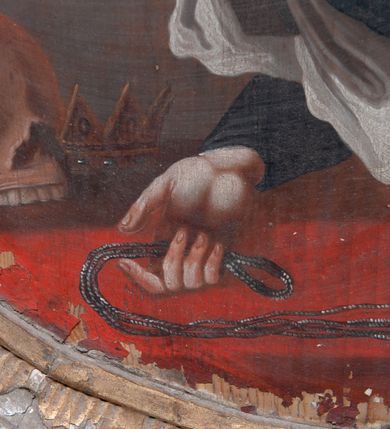 Zdjęcie nr 5: Pole obrazowe w formie stojącego owalu, ujęte profilowaną ramą dekorowaną rocaille&#039;ową falbaną. Po bokach uszaki utworzone z wolut, rocaille&#039;u i kratki regencyjnej, przechodzące w szczyt w formie uproszczonego baldachimu z cokołem zwieńczonym sercem, zdobionego wolutami i ornamentem roślinnym. Pod baldachimem medalion z monogramem Marii w glorii. Pole obrazowe ustawione na cokole o wolutowym kształcie nóżek i fantazyjnie wyciętej dolnej krawędzi, zamkniętym fragmentem gzymsu. W jego polu otwory na drążki. 
Na obrazie Nauczania Marii w centrum ukazana siedząca św. Anna, zwrócona w trzech czwartych w prawo, z pochyloną głową. Lewą ręką obejmuje stojącą przy jej boku Marię, prawą wskazuje na księgę leżącą na jej kolanach. Twarz ma owalną, o małych oczach skierowanych w dół, małym nosie i ustach. Nad głową ma nimb. Ubrana jest w białą suknię spodnią i zieloną suknię wierzchnią oraz jasnobrązowy płaszcz, na głowie ma biały welon. Maria ukazana w półpostaci, zwrócona jest w trzech czwartych w lewo, pochylona, w obu wyciągniętych do przodu rękach trzyma otwartą księgę na kolanach św. Anny. Twarz ma owalną, o małych oczach skierowanych w dół, małym nosie i ustach, okoloną jasnymi włosami, upiętymi z tyłu głowy, wokół niej gloria promienista. Ubrana jest w jasnoczerwoną suknię i niebieski płaszcz. W lewej części obrazu, na drugim planie stoi św. Joachim, zwrócony w trzech czwartych w lewo, z obiema dłońmi opartymi na lasce. Twarz ma owalną, o małych oczach skierowanych w dół, małym nosie i ustach, okoloną siwą brodą. Na głowie ma niebieskie nakrycie, a wokół niej nimb. Ubrany jest w jasnofioletową tunikę i niebieski płaszcz. Postacie ukazane na tle wnętrza z widocznymi arkadami. W prawej części obrazu kolumny zakryte ciemnoniebieską draperią, obszytą frędzlą, z chwostami. 
Na obrazie św. Alojzego w centrum ukazany święty w półpostaci, zwrócony profilem w prawo, pochylony nad stołem. W lewej, uniesionej ręce trzyma krucyfiks i białą tkaninę, prawa leży na stole, w dłoni trzyma dyscyplinę. Twarz ma pełną, o dużych, okrągłych oczach skierowanych w dół, dużym, garbatym nosie, pełnych ustach i wystającej brodzie. Włosy krótkie, brązowe. Ubrany jest w czarną sutannę. Stół nakryty jest czerwoną tkaniną, leży na nim czaszka, lilia i korona otwarta. Święty ukazany na tle nieba, wypełnionego obłokami, na którego tle unoszą się dwie grupy uskrzydlonych główek anielskich.

