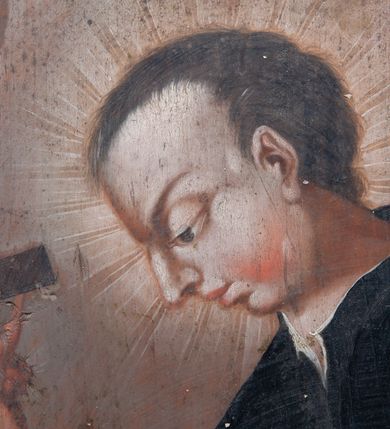 Zdjęcie nr 15: Pole obrazowe w formie stojącego owalu, ujęte profilowaną ramą dekorowaną rocaille'ową falbaną. Po bokach uszaki utworzone z wolut, rocaille'u i kratki regencyjnej, przechodzące w szczyt w formie uproszczonego baldachimu z cokołem zwieńczonym sercem, zdobionego wolutami i ornamentem roślinnym. Pod baldachimem medalion z monogramem Marii w glorii. Pole obrazowe ustawione na cokole o wolutowym kształcie nóżek i fantazyjnie wyciętej dolnej krawędzi, zamkniętym fragmentem gzymsu. W jego polu otwory na drążki. 
Na obrazie Nauczania Marii w centrum ukazana siedząca św. Anna, zwrócona w trzech czwartych w prawo, z pochyloną głową. Lewą ręką obejmuje stojącą przy jej boku Marię, prawą wskazuje na księgę leżącą na jej kolanach. Twarz ma owalną, o małych oczach skierowanych w dół, małym nosie i ustach. Nad głową ma nimb. Ubrana jest w białą suknię spodnią i zieloną suknię wierzchnią oraz jasnobrązowy płaszcz, na głowie ma biały welon. Maria ukazana w półpostaci, zwrócona jest w trzech czwartych w lewo, pochylona, w obu wyciągniętych do przodu rękach trzyma otwartą księgę na kolanach św. Anny. Twarz ma owalną, o małych oczach skierowanych w dół, małym nosie i ustach, okoloną jasnymi włosami, upiętymi z tyłu głowy, wokół niej gloria promienista. Ubrana jest w jasnoczerwoną suknię i niebieski płaszcz. W lewej części obrazu, na drugim planie stoi św. Joachim, zwrócony w trzech czwartych w lewo, z obiema dłońmi opartymi na lasce. Twarz ma owalną, o małych oczach skierowanych w dół, małym nosie i ustach, okoloną siwą brodą. Na głowie ma niebieskie nakrycie, a wokół niej nimb. Ubrany jest w jasnofioletową tunikę i niebieski płaszcz. Postacie ukazane na tle wnętrza z widocznymi arkadami. W prawej części obrazu kolumny zakryte ciemnoniebieską draperią, obszytą frędzlą, z chwostami. 
Na obrazie św. Alojzego w centrum ukazany święty w półpostaci, zwrócony profilem w prawo, pochylony nad stołem. W lewej, uniesionej ręce trzyma krucyfiks i białą tkaninę, prawa leży na stole, w dłoni trzyma dyscyplinę. Twarz ma pełną, o dużych, okrągłych oczach skierowanych w dół, dużym, garbatym nosie, pełnych ustach i wystającej brodzie. Włosy krótkie, brązowe. Ubrany jest w czarną sutannę. Stół nakryty jest czerwoną tkaniną, leży na nim czaszka, lilia i korona otwarta. Święty ukazany na tle nieba, wypełnionego obłokami, na którego tle unoszą się dwie grupy uskrzydlonych główek anielskich.

