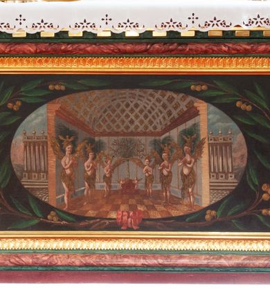 Zdjęcie nr 34: Nastawa architektoniczna, dwukondygnacyjna, pierwsza kondygnacja trójosiowa, druga jednoosiowa, z bramkami, ustawiona na cokole z wyodrębnionymi prostopadłościanami. Ołtarz murowany, w drewnianej obudowie, mensa drewniana. Boki ołtarza dekorowane malowanymi przedstawieniami nawiązującymi do alegorii Eucharystii, na prawym stół pokładny z chlebami pokładnymi, na lewym menora. Antepedium ujęte ramą, w polu trzy owalne pola, w środkowym ukazany Przybytek Świątyni Jerozolimskiej, w prawym ołtarz ofiary całopalnej, w lewym Arka Przymierza. Pola ujęte są malowanymi gałązkami oliwnymi. Oś środkowa pierwszej kondygnacji wydzielona parą kolumn o kapitelach kompozytowych, dźwigających pełne belkowanie, nad polem głównym wyłamane na kształt łuku odcinkowego, z przerwanym architrawem. Na belkowaniu fragmenty przerwanego półkolistego przyczółka z cokołami na figury św. Jadwigi Śląskiej i św. Elżbiety oraz rzeźby klęczących aniołów. Fryz dekorowany stylizowaną małżowiną i uskrzydlonymi główkami anielskimi. W polu środkowym wnęka w formie stojącego prostokąta zamkniętego łukiem odcinkowym, ujęta wąską ramą, flankowana lizenami zdobionymi wicią winnego grona. W polu obraz Wszystkich Świętych adorujących Trójcę Świętą. Na osiach bocznych nisze z konchami zdobionymi stylizowaną małżowiną, w których na wspornikach stoją figury św. Filipa i św. Jakuba Większego. Kondygnacja ujęta uszami utworzonymi z ornamentu małżowinowo-chrząstkowego i uskrzydlonych główek anielskich z czubami. 
Druga kondygnacja ustawiona na cokole, flankowana parą kolumn dźwigających pełne belkowanie, wyłamane na ich osi, oraz fragmenty zdwojonego, przerwanego, trójkątnego przyczółka z cokołami na figury św. Szczepana i św. Wawrzyńca. Fryz dekorowany małżowiną, rautami i uskrzydloną główką anielską. W centralnym punkcie belkowania cokół zakończony gzymsem, dekorowanym uskrzydloną główką anielską, z figurą św. Michała Archanioła. W polu głęboka wnęka w formie kwadratu, zamkniętego z dwóch stron łukami odcinkowymi nadwieszonymi, ujęta profilowaną ramą, z figurą Marki Boskiej Niepokalanie Poczętej, w glorii promienistej. Pole dekorowane małżowiną. 
Bramki umieszczone w przestrzeni dobudowanego do nastawy cokołu, wyodrębnione z niego. Przejścia w formie stojącego prostokąta zamkniętego łukiem półkolistym nadwieszonym, flankowane stylizowanymi pilastrami o trzonach dekorowanych stylizowaną wstęgą z akantem, dźwigającymi imposty zdobione rozetami. Na bramkach, na niskich cokołach małe aedicule z konchami, ujęte parami półkolumienek, dekorowane z trzech stron wstęgą z akantem przechodzącą w rogi obfitości z kampanulami oraz wicią roślinną z anthemionem. W aediculach figury św. Piotra i św. Pawła. Drzwiczki z malowanymi przedstawieniami św. Katarzyny Aleksandryjskiej  i św. Barbary. Struktura polichromowana w sposób imitujący marmoryzację w różnych odcieniach zieleni, kolumny, ornamentyka i profile złocone. 

