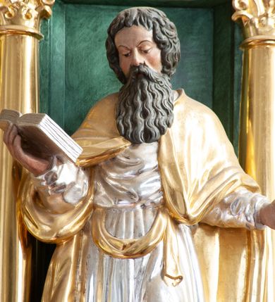 Zdjęcie nr 19: Nastawa architektoniczna, dwukondygnacyjna, pierwsza kondygnacja trójosiowa, druga jednoosiowa, z bramkami, ustawiona na cokole z wyodrębnionymi prostopadłościanami. Ołtarz murowany, w drewnianej obudowie, mensa drewniana. Boki ołtarza dekorowane malowanymi przedstawieniami nawiązującymi do alegorii Eucharystii, na prawym stół pokładny z chlebami pokładnymi, na lewym menora. Antepedium ujęte ramą, w polu trzy owalne pola, w środkowym ukazany Przybytek Świątyni Jerozolimskiej, w prawym ołtarz ofiary całopalnej, w lewym Arka Przymierza. Pola ujęte są malowanymi gałązkami oliwnymi. Oś środkowa pierwszej kondygnacji wydzielona parą kolumn o kapitelach kompozytowych, dźwigających pełne belkowanie, nad polem głównym wyłamane na kształt łuku odcinkowego, z przerwanym architrawem. Na belkowaniu fragmenty przerwanego półkolistego przyczółka z cokołami na figury św. Jadwigi Śląskiej i św. Elżbiety oraz rzeźby klęczących aniołów. Fryz dekorowany stylizowaną małżowiną i uskrzydlonymi główkami anielskimi. W polu środkowym wnęka w formie stojącego prostokąta zamkniętego łukiem odcinkowym, ujęta wąską ramą, flankowana lizenami zdobionymi wicią winnego grona. W polu obraz Wszystkich Świętych adorujących Trójcę Świętą. Na osiach bocznych nisze z konchami zdobionymi stylizowaną małżowiną, w których na wspornikach stoją figury św. Filipa i św. Jakuba Większego. Kondygnacja ujęta uszami utworzonymi z ornamentu małżowinowo-chrząstkowego i uskrzydlonych główek anielskich z czubami. 
Druga kondygnacja ustawiona na cokole, flankowana parą kolumn dźwigających pełne belkowanie, wyłamane na ich osi, oraz fragmenty zdwojonego, przerwanego, trójkątnego przyczółka z cokołami na figury św. Szczepana i św. Wawrzyńca. Fryz dekorowany małżowiną, rautami i uskrzydloną główką anielską. W centralnym punkcie belkowania cokół zakończony gzymsem, dekorowanym uskrzydloną główką anielską, z figurą św. Michała Archanioła. W polu głęboka wnęka w formie kwadratu, zamkniętego z dwóch stron łukami odcinkowymi nadwieszonymi, ujęta profilowaną ramą, z figurą Marki Boskiej Niepokalanie Poczętej, w glorii promienistej. Pole dekorowane małżowiną. 
Bramki umieszczone w przestrzeni dobudowanego do nastawy cokołu, wyodrębnione z niego. Przejścia w formie stojącego prostokąta zamkniętego łukiem półkolistym nadwieszonym, flankowane stylizowanymi pilastrami o trzonach dekorowanych stylizowaną wstęgą z akantem, dźwigającymi imposty zdobione rozetami. Na bramkach, na niskich cokołach małe aedicule z konchami, ujęte parami półkolumienek, dekorowane z trzech stron wstęgą z akantem przechodzącą w rogi obfitości z kampanulami oraz wicią roślinną z anthemionem. W aediculach figury św. Piotra i św. Pawła. Drzwiczki z malowanymi przedstawieniami św. Katarzyny Aleksandryjskiej  i św. Barbary. Struktura polichromowana w sposób imitujący marmoryzację w różnych odcieniach zieleni, kolumny, ornamentyka i profile złocone. 

