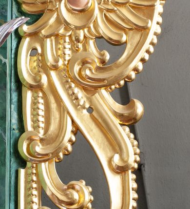 Zdjęcie nr 20: Nastawa architektoniczna, dwukondygnacyjna, pierwsza kondygnacja trójosiowa, druga jednoosiowa, z bramkami, ustawiona na cokole z wyodrębnionymi prostopadłościanami. Ołtarz murowany, w drewnianej obudowie, mensa drewniana. Boki ołtarza dekorowane malowanymi przedstawieniami nawiązującymi do alegorii Eucharystii, na prawym stół pokładny z chlebami pokładnymi, na lewym menora. Antepedium ujęte ramą, w polu trzy owalne pola, w środkowym ukazany Przybytek Świątyni Jerozolimskiej, w prawym ołtarz ofiary całopalnej, w lewym Arka Przymierza. Pola ujęte są malowanymi gałązkami oliwnymi. Oś środkowa pierwszej kondygnacji wydzielona parą kolumn o kapitelach kompozytowych, dźwigających pełne belkowanie, nad polem głównym wyłamane na kształt łuku odcinkowego, z przerwanym architrawem. Na belkowaniu fragmenty przerwanego półkolistego przyczółka z cokołami na figury św. Jadwigi Śląskiej i św. Elżbiety oraz rzeźby klęczących aniołów. Fryz dekorowany stylizowaną małżowiną i uskrzydlonymi główkami anielskimi. W polu środkowym wnęka w formie stojącego prostokąta zamkniętego łukiem odcinkowym, ujęta wąską ramą, flankowana lizenami zdobionymi wicią winnego grona. W polu obraz Wszystkich Świętych adorujących Trójcę Świętą. Na osiach bocznych nisze z konchami zdobionymi stylizowaną małżowiną, w których na wspornikach stoją figury św. Filipa i św. Jakuba Większego. Kondygnacja ujęta uszami utworzonymi z ornamentu małżowinowo-chrząstkowego i uskrzydlonych główek anielskich z czubami. 
Druga kondygnacja ustawiona na cokole, flankowana parą kolumn dźwigających pełne belkowanie, wyłamane na ich osi, oraz fragmenty zdwojonego, przerwanego, trójkątnego przyczółka z cokołami na figury św. Szczepana i św. Wawrzyńca. Fryz dekorowany małżowiną, rautami i uskrzydloną główką anielską. W centralnym punkcie belkowania cokół zakończony gzymsem, dekorowanym uskrzydloną główką anielską, z figurą św. Michała Archanioła. W polu głęboka wnęka w formie kwadratu, zamkniętego z dwóch stron łukami odcinkowymi nadwieszonymi, ujęta profilowaną ramą, z figurą Marki Boskiej Niepokalanie Poczętej, w glorii promienistej. Pole dekorowane małżowiną. 
Bramki umieszczone w przestrzeni dobudowanego do nastawy cokołu, wyodrębnione z niego. Przejścia w formie stojącego prostokąta zamkniętego łukiem półkolistym nadwieszonym, flankowane stylizowanymi pilastrami o trzonach dekorowanych stylizowaną wstęgą z akantem, dźwigającymi imposty zdobione rozetami. Na bramkach, na niskich cokołach małe aedicule z konchami, ujęte parami półkolumienek, dekorowane z trzech stron wstęgą z akantem przechodzącą w rogi obfitości z kampanulami oraz wicią roślinną z anthemionem. W aediculach figury św. Piotra i św. Pawła. Drzwiczki z malowanymi przedstawieniami św. Katarzyny Aleksandryjskiej  i św. Barbary. Struktura polichromowana w sposób imitujący marmoryzację w różnych odcieniach zieleni, kolumny, ornamentyka i profile złocone. 

